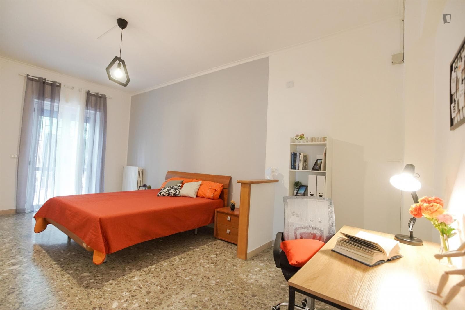 Spacious double bedroom in Pozzuoli photo 1