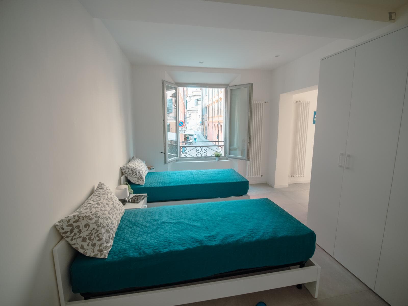 Bed in a comfy twin bedroom, in the centre of Modena photo 1