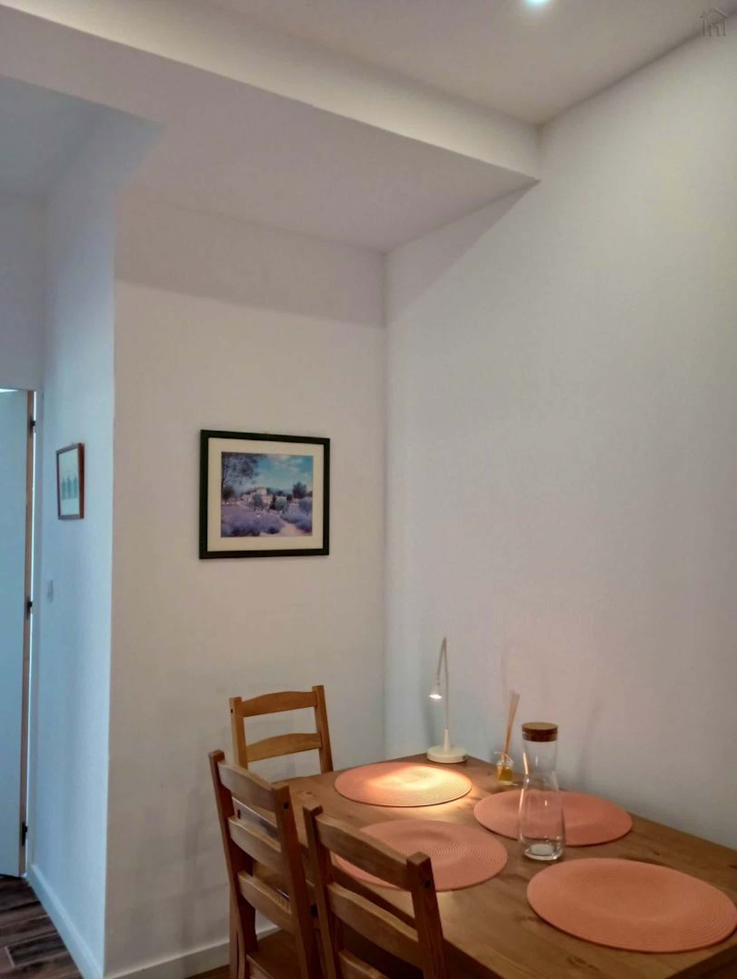 Room with private balcony in a 5-bedroom apartment in Rua de Aires de Ornelas, Porto photo 1