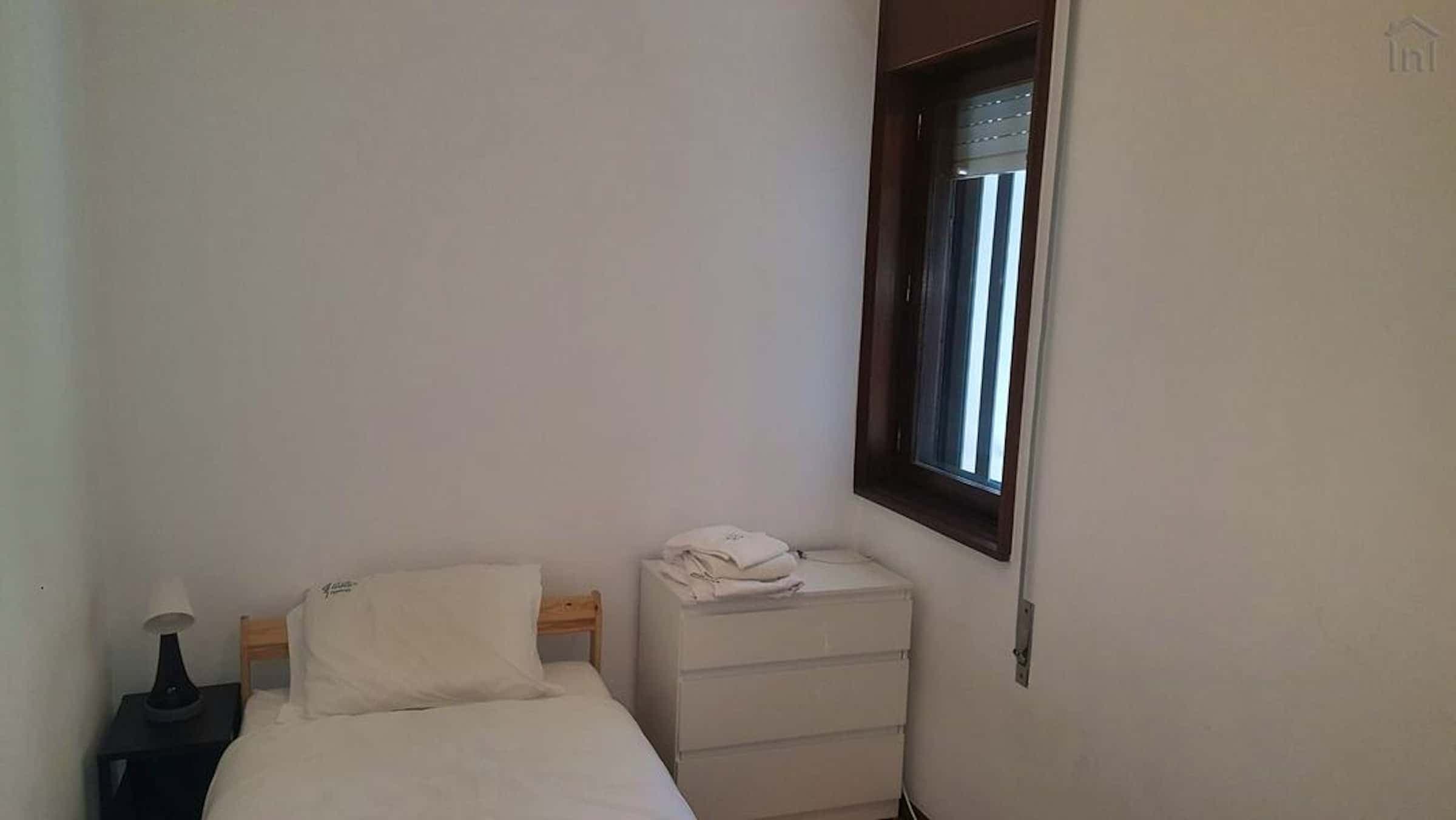 Single room in a 6-bedroom apartment in Rua de Francisco Sanches, Porto photo 1