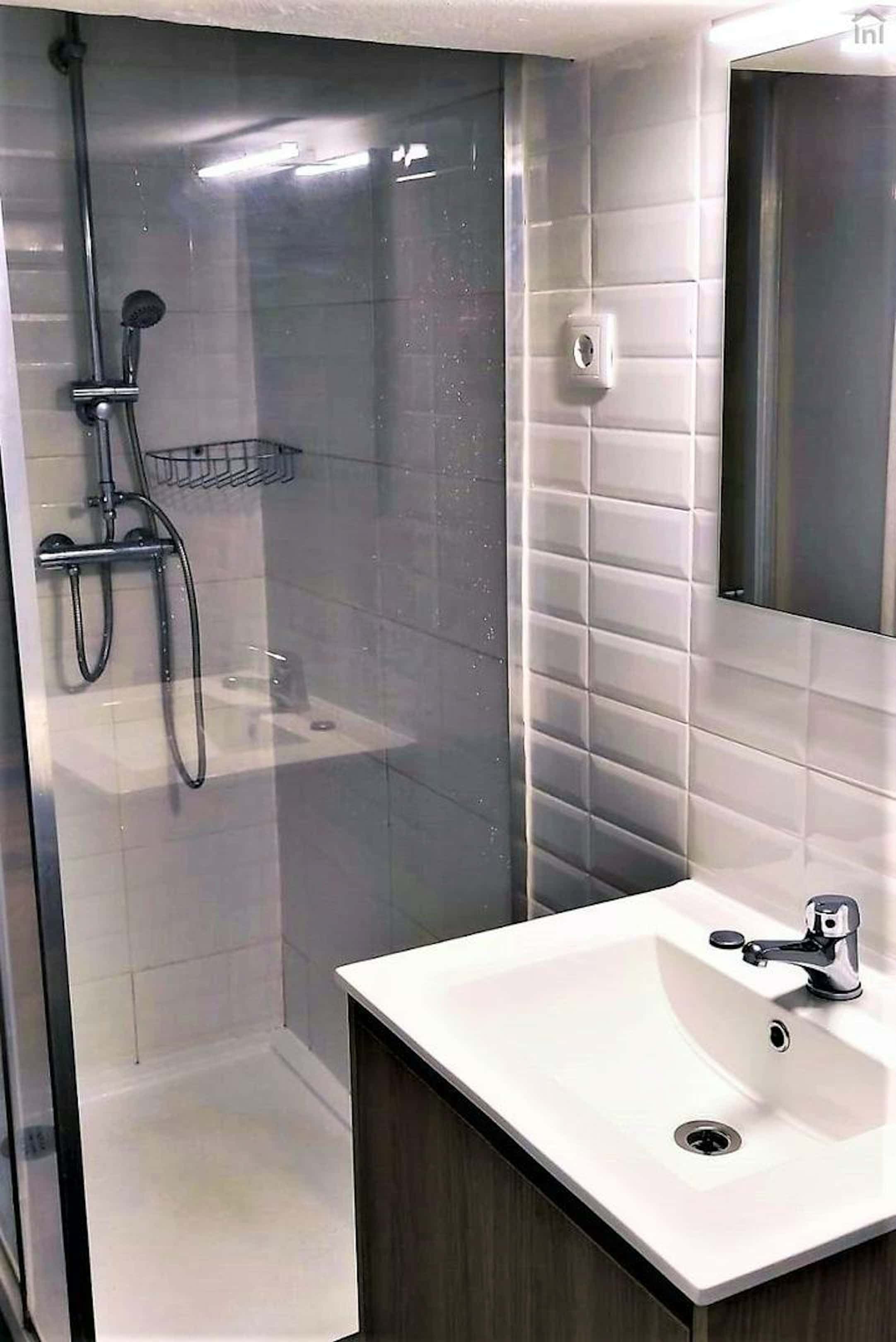 Single room in a 10-bedroom house in Rua de Pedro Hispano, Porto photo 1