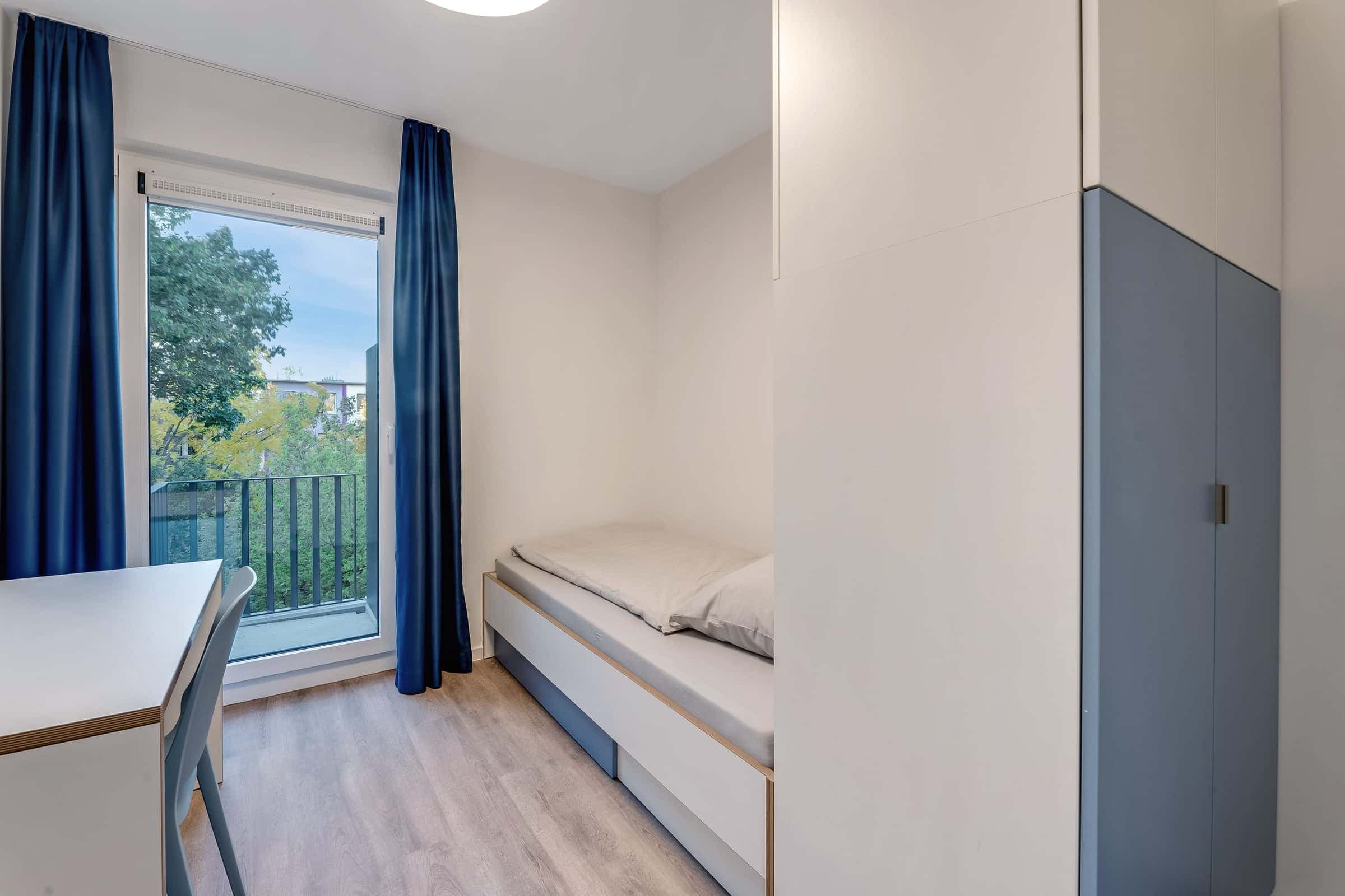 Fully furnished private room with Balcony in a 5 people shared mixed apartment photo 1