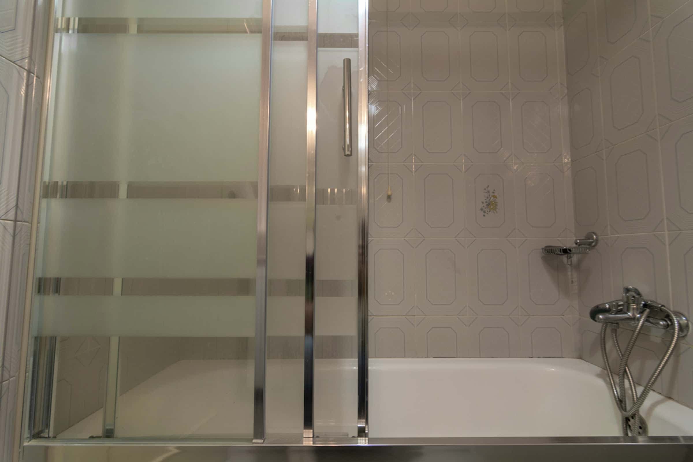 Spacious room in a 5-bedroom apartment in Porto photo 1