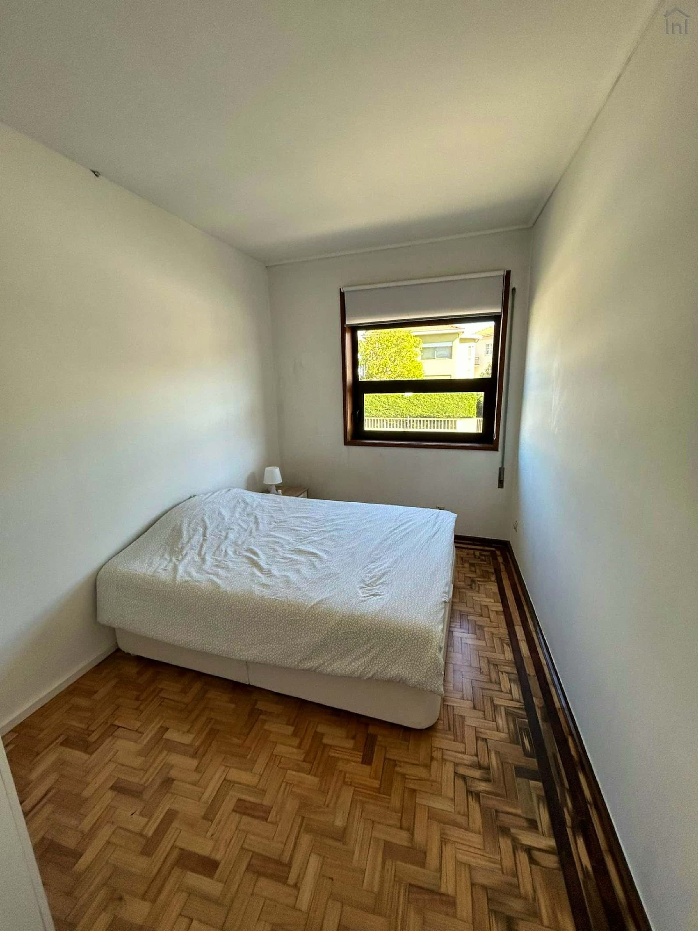 Spacious room in a 6-bedroom apartment in Rua de Francisco Sanches, Porto photo 1