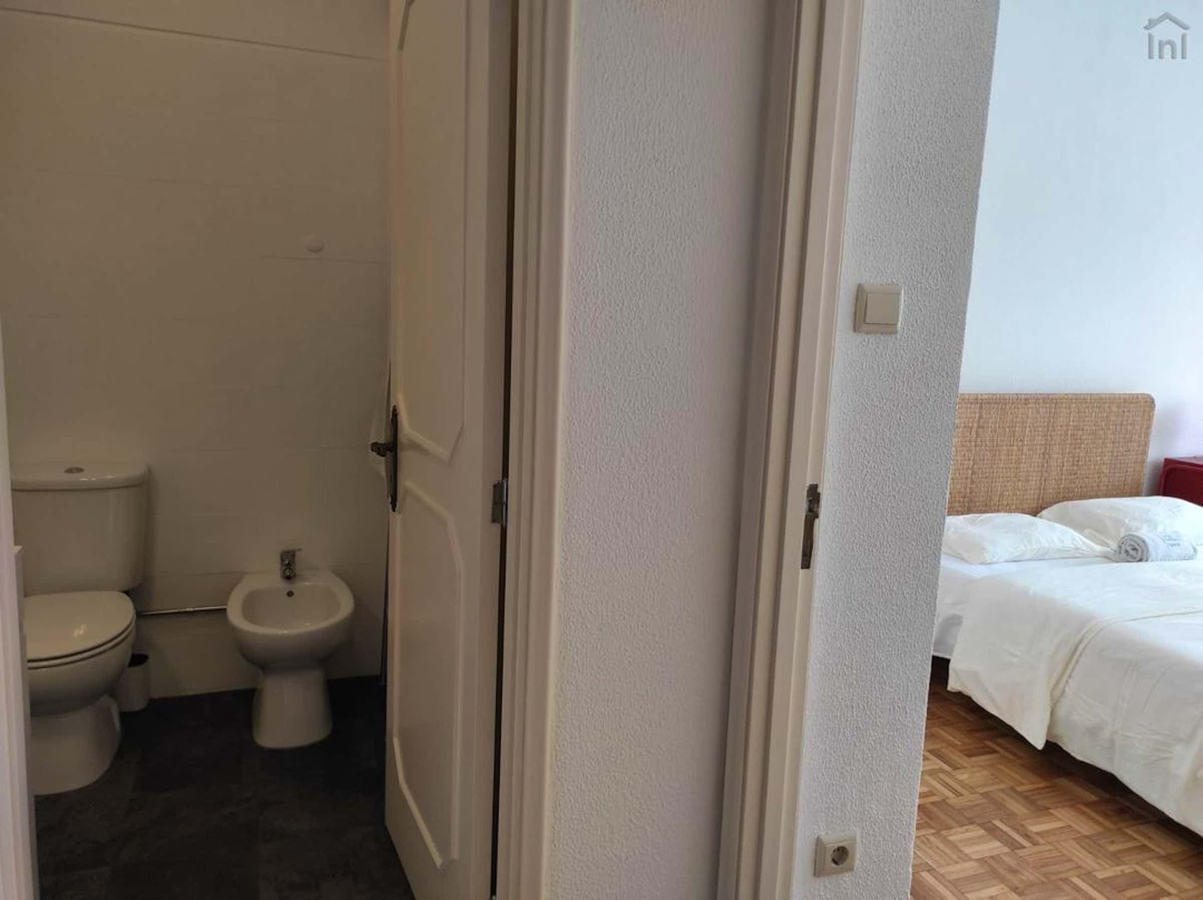 Room with private balcony in a 4-bedroom apartment in Rua de Miguel Bombarda, Porto photo 1