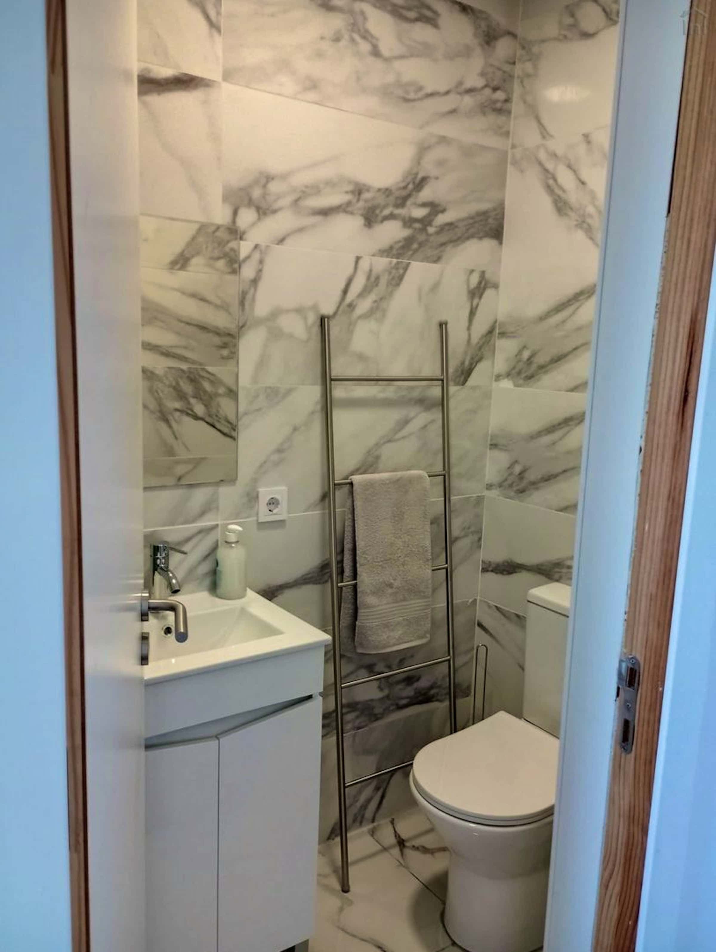 Room in a 5-bedroom apartment in Rua de Aires de Ornelas, Porto photo 1