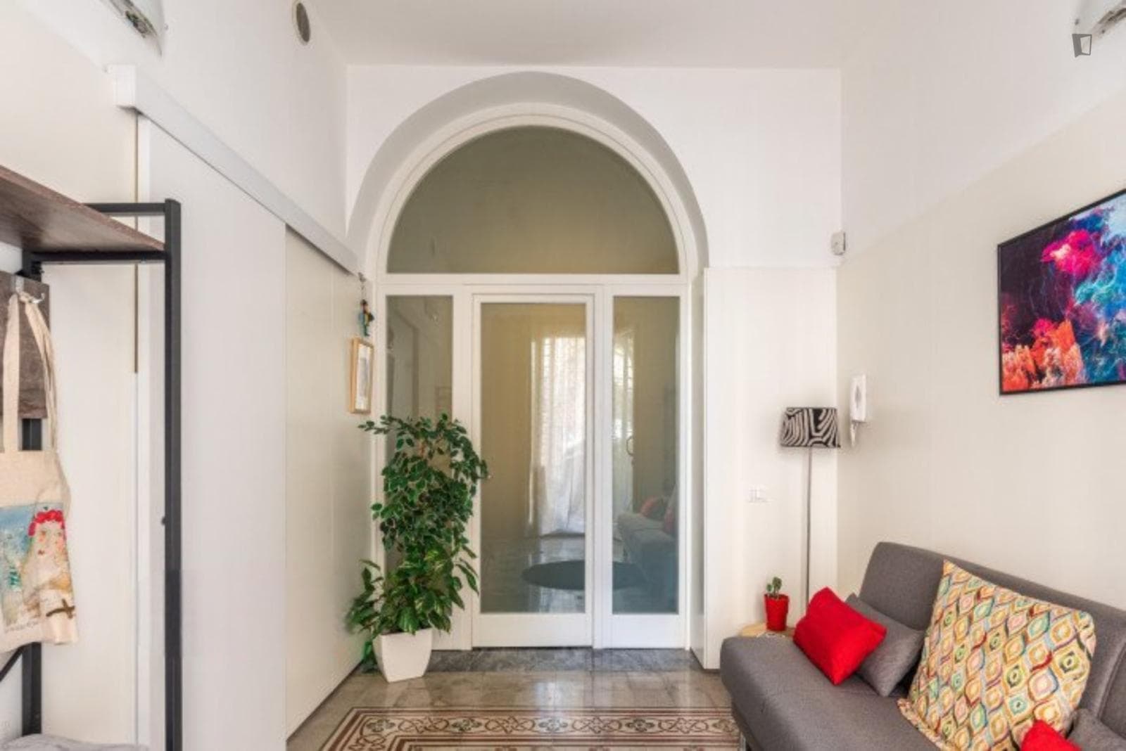 Comfy 1-bedroom apartment near the Lolli train station photo 1