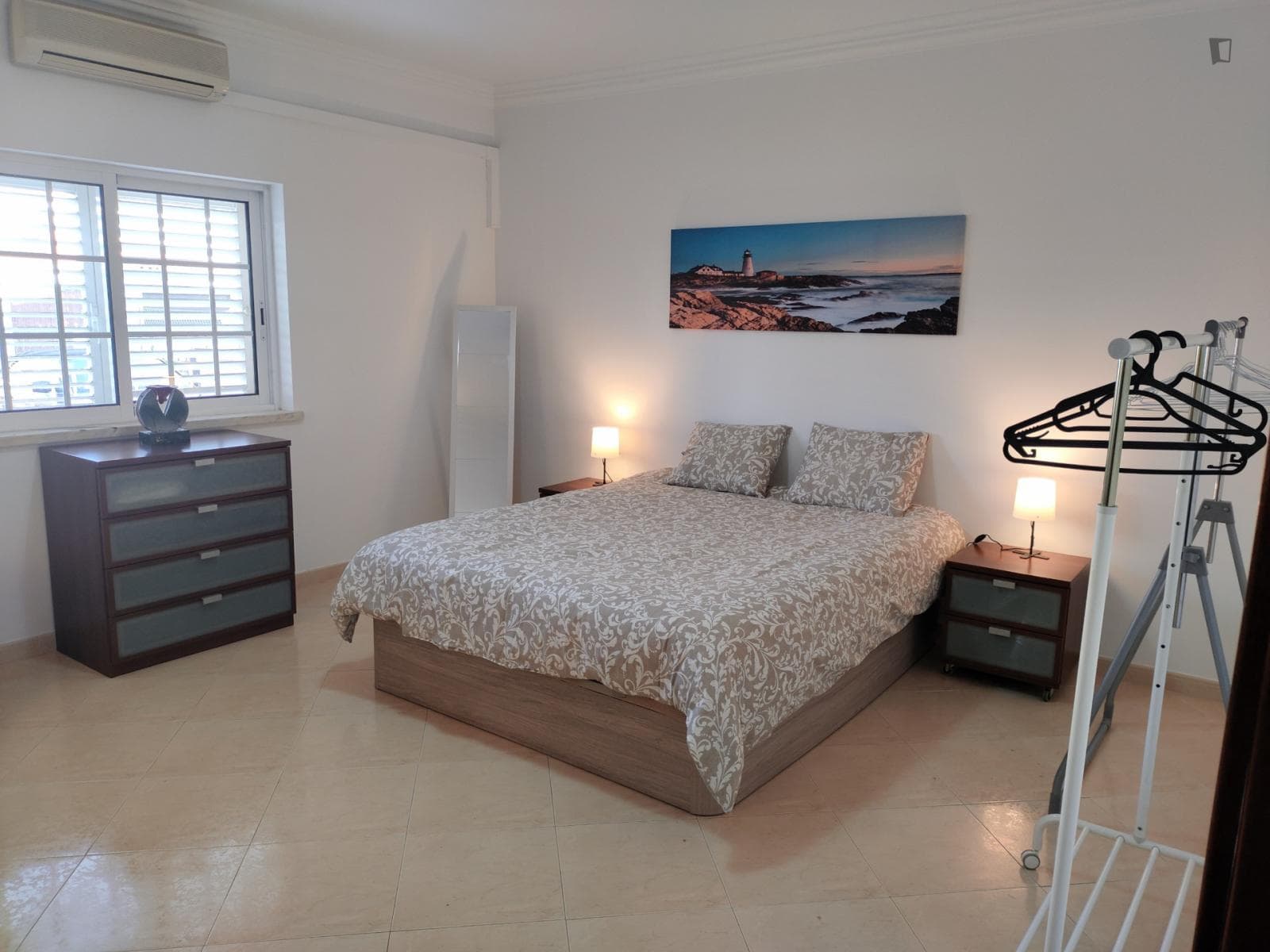 Spacious and comfy bedroom in Charneca de Caparica photo 1