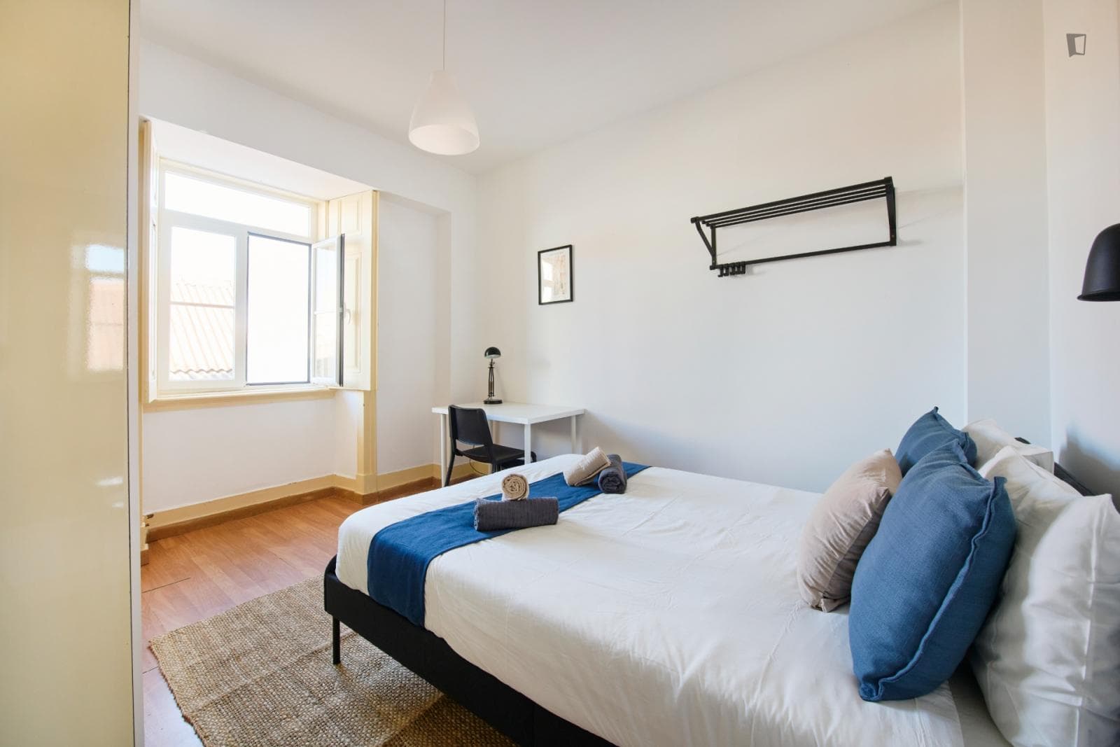 Alluring double bedroom near IST photo 1