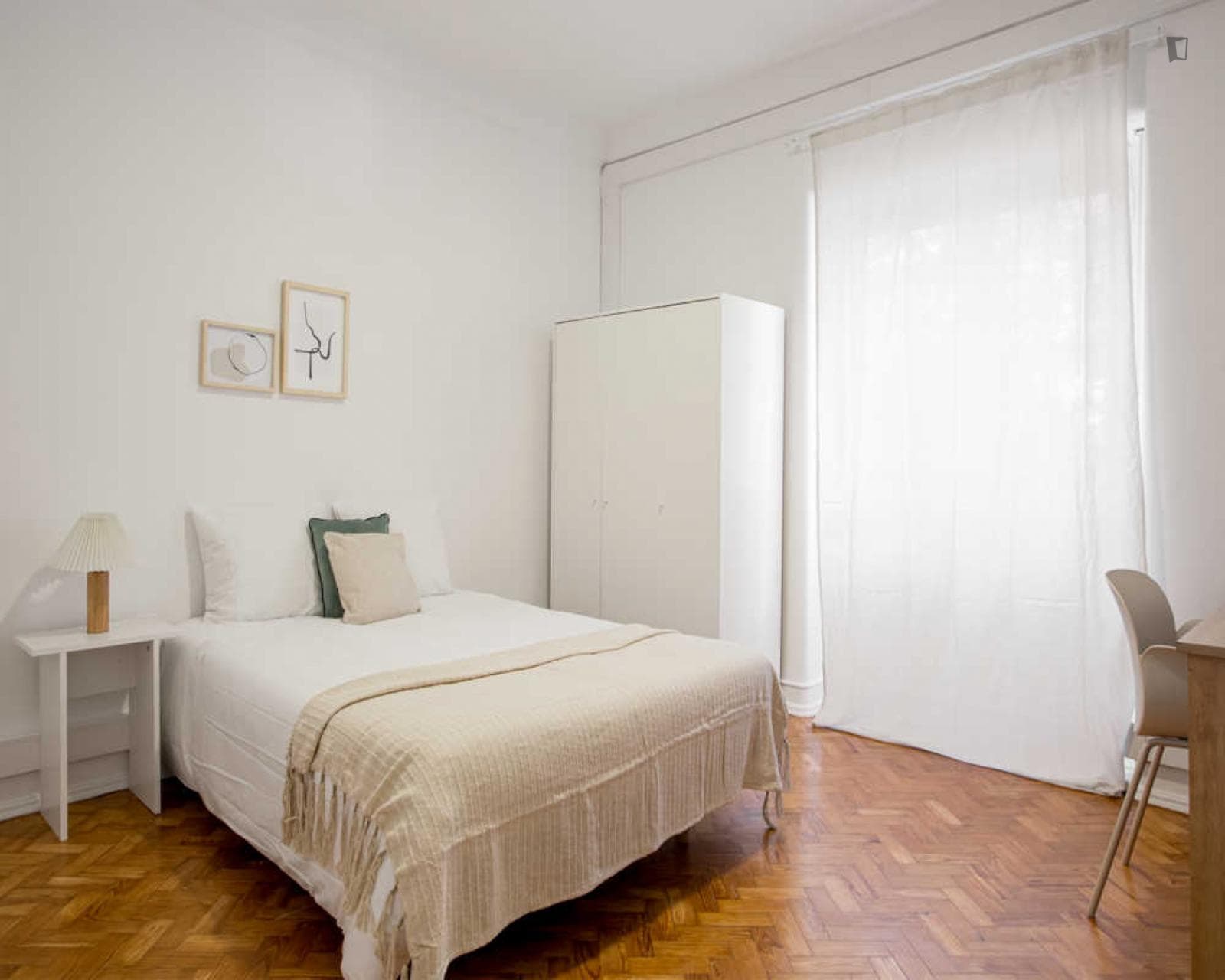 Large single bedroom near the Alvalade metro photo 1