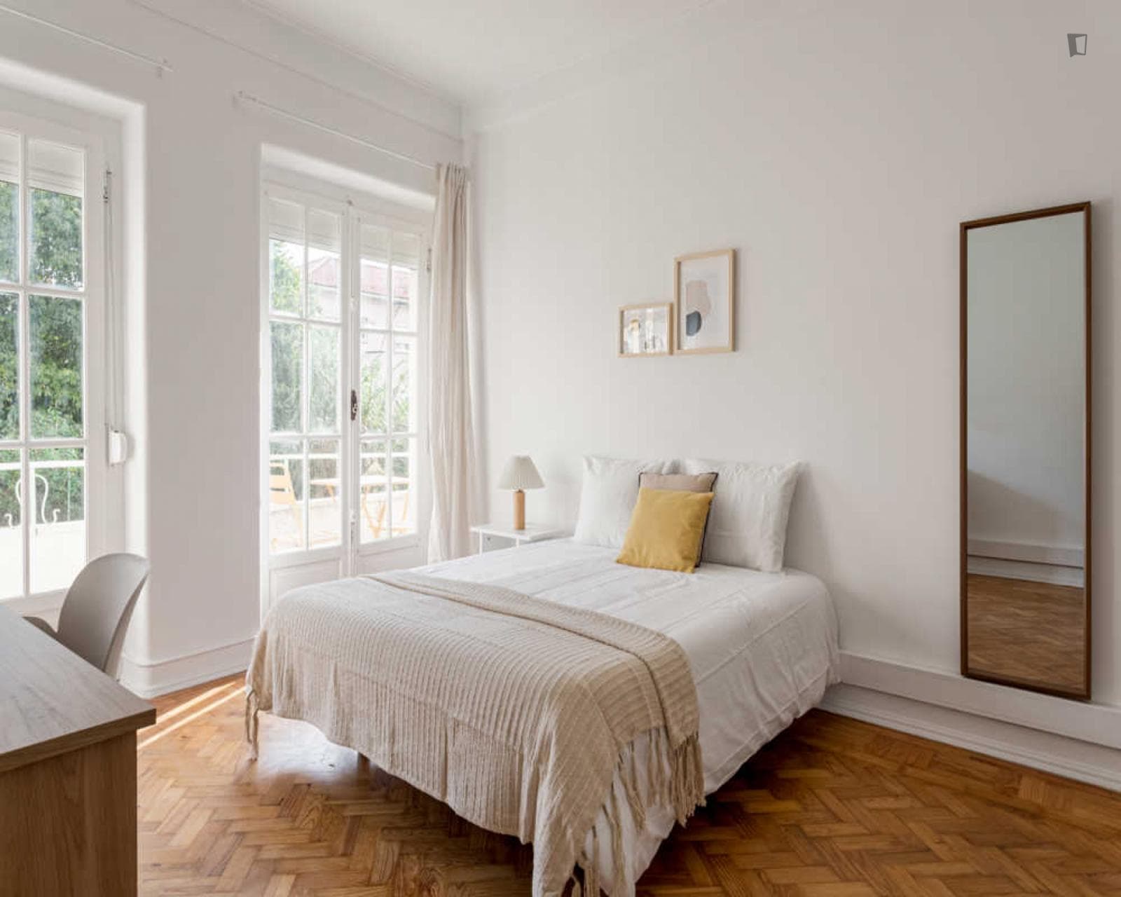 Inviting single bedroom in Alvalade photo 1