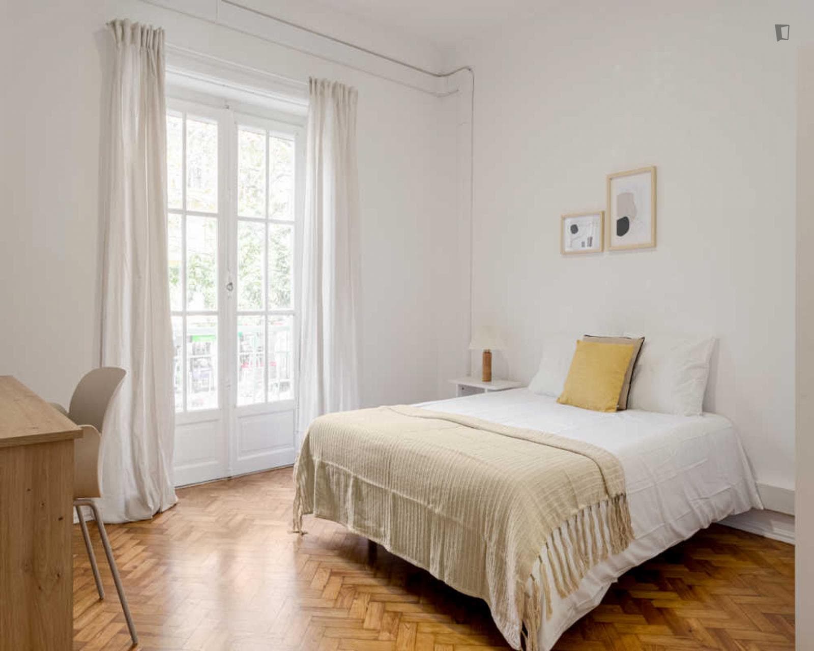 Big single bedroom with a balcony, in Alvalade photo 1