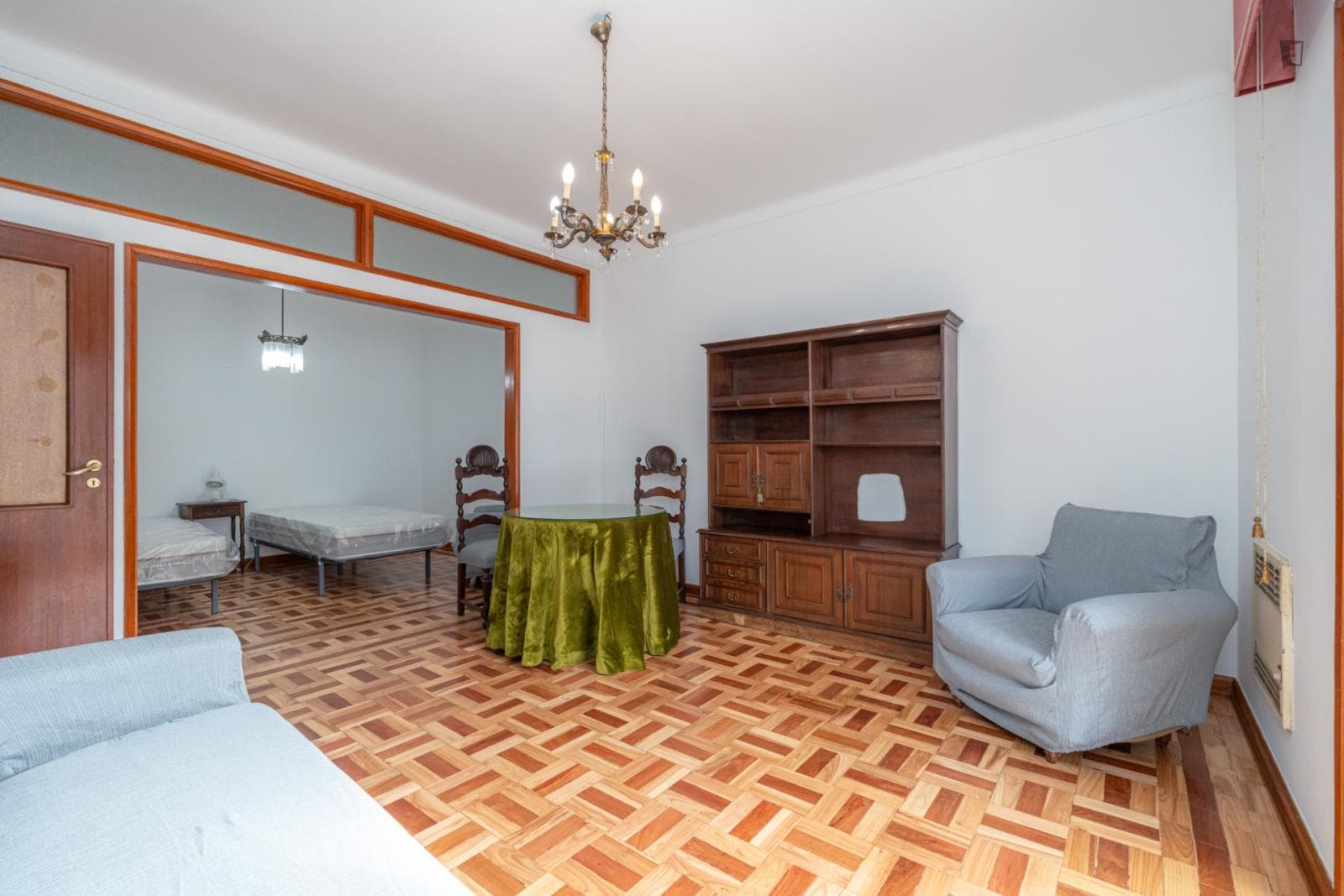 Very cool bedroom in a 4-bedroom flat photo 1