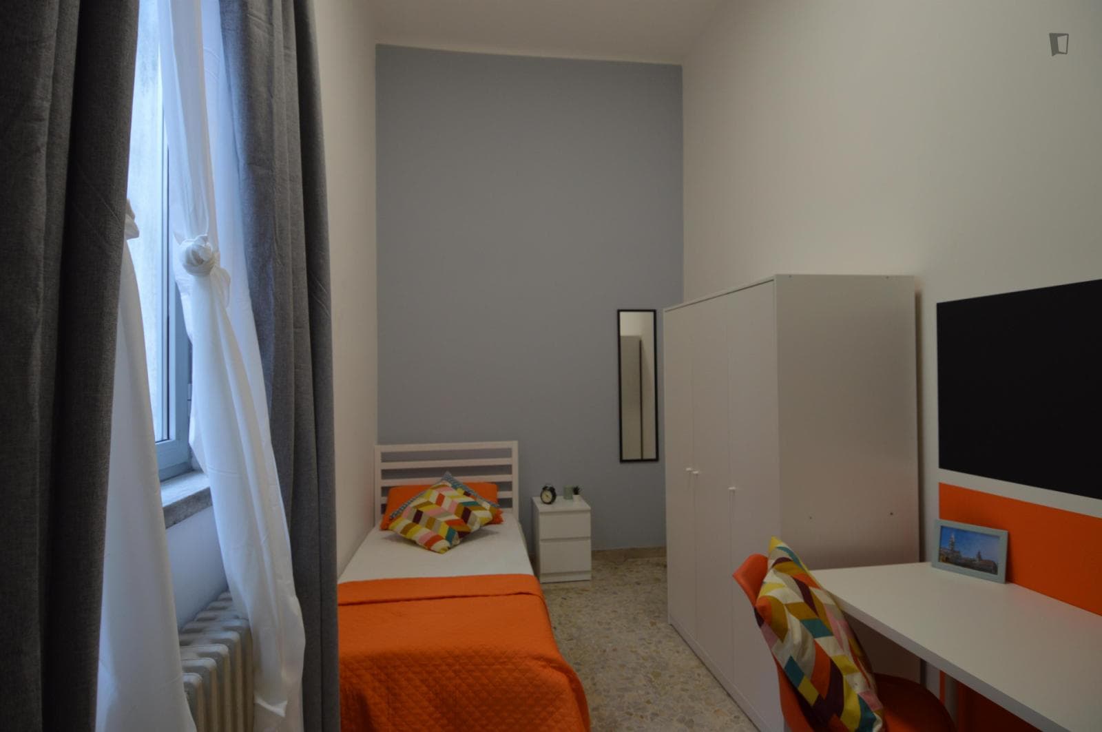 Cool single bedroom in a shared flat close to the Reggio Emilia train station photo 1