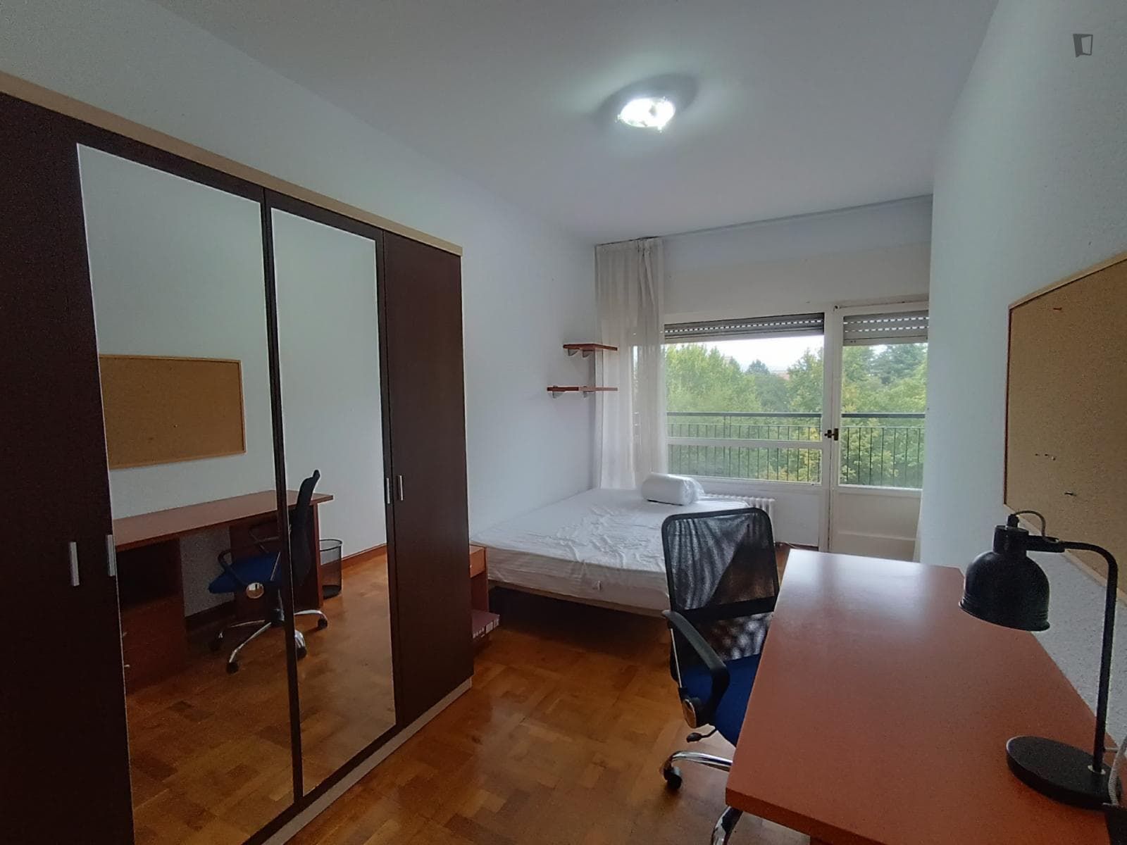 Cosy single bedroom in welcoming shared flat near the University of Navarra photo 1