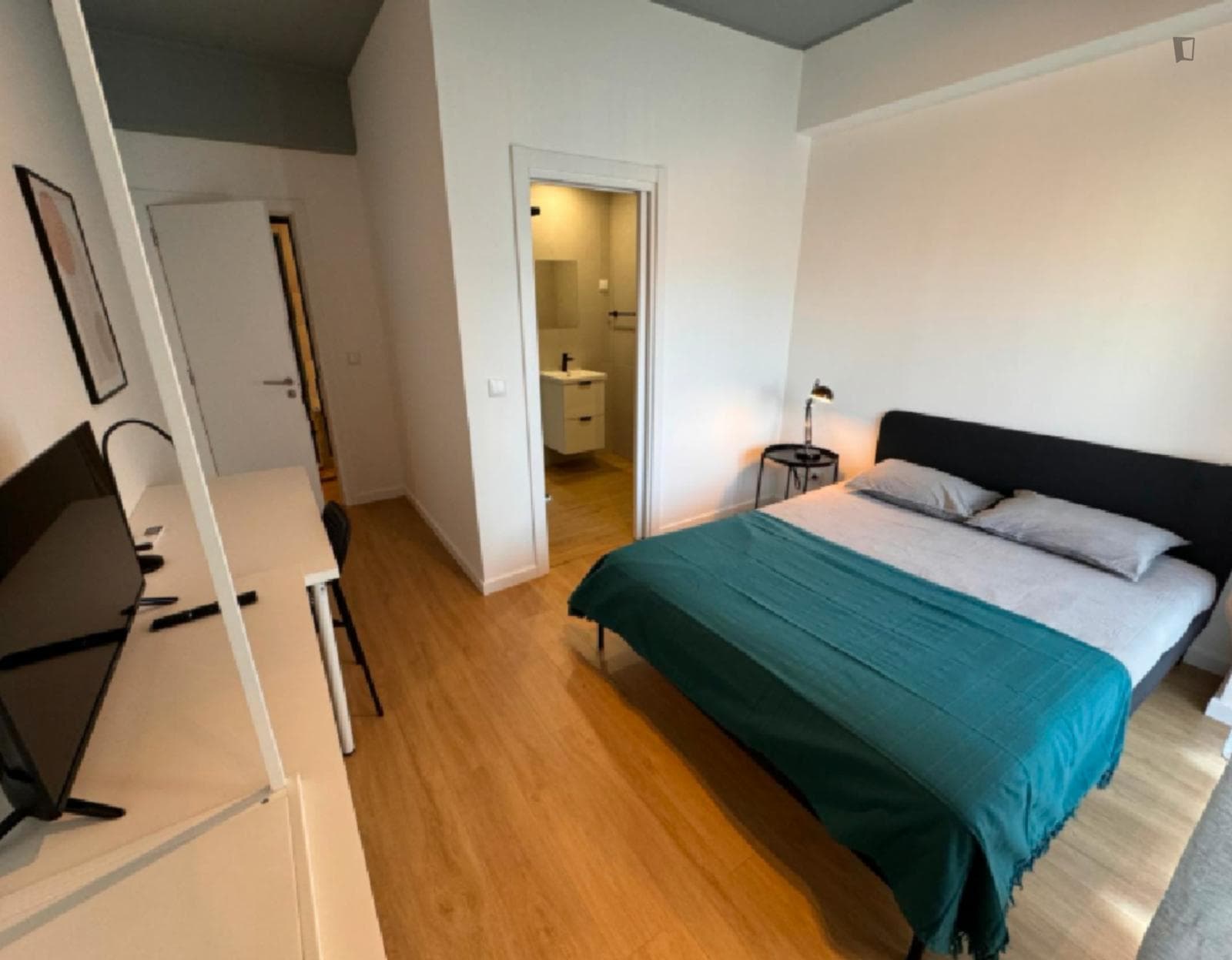 Gorgeous Double Bedroom with a Private Bathroom close to Bonfim Park photo 1