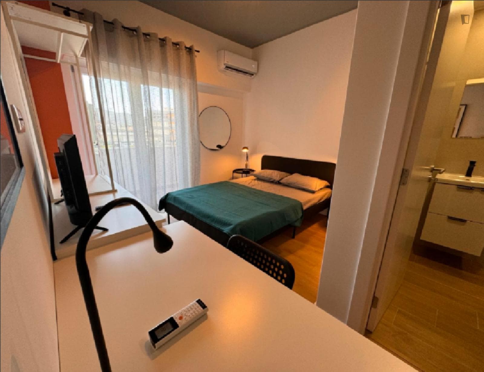Inspiring Double Bedroom with a Private Bathroom close to Setúbal Train Station photo 1