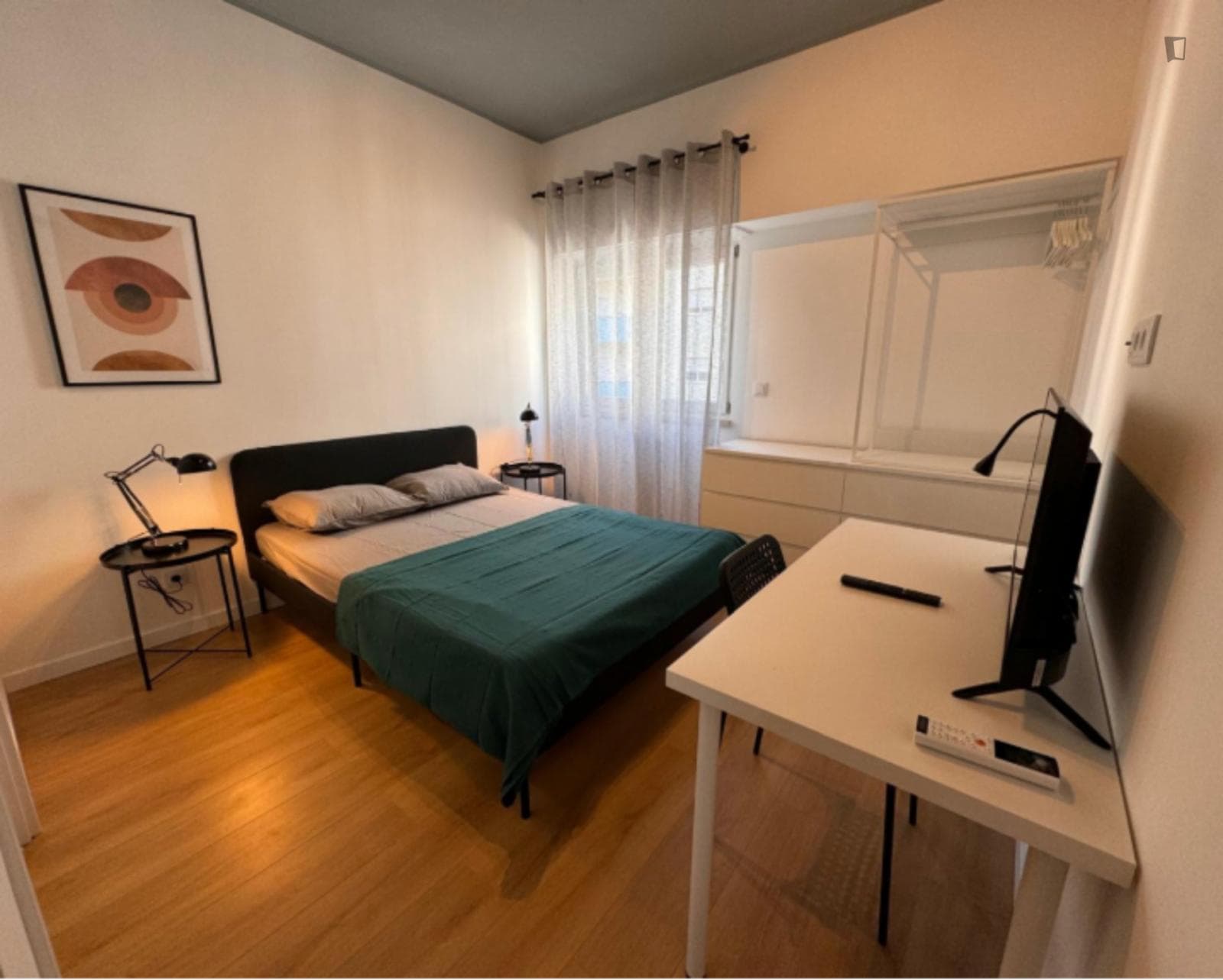 Exciting Double Bedroom with a Private Bathroom close to Bonfim Park photo 1