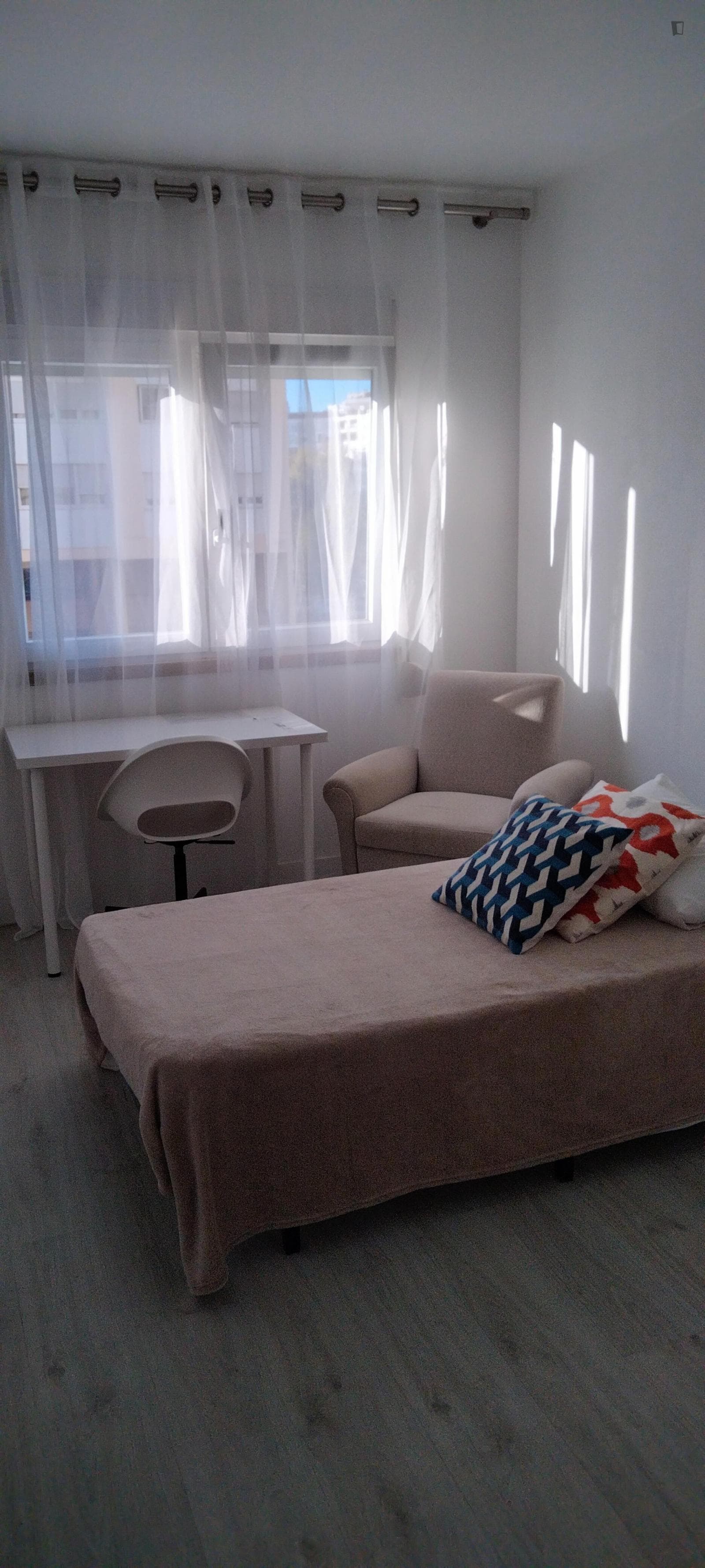 Powerful 4 Bedroom Apartment close to Alfornelos Metro photo 1