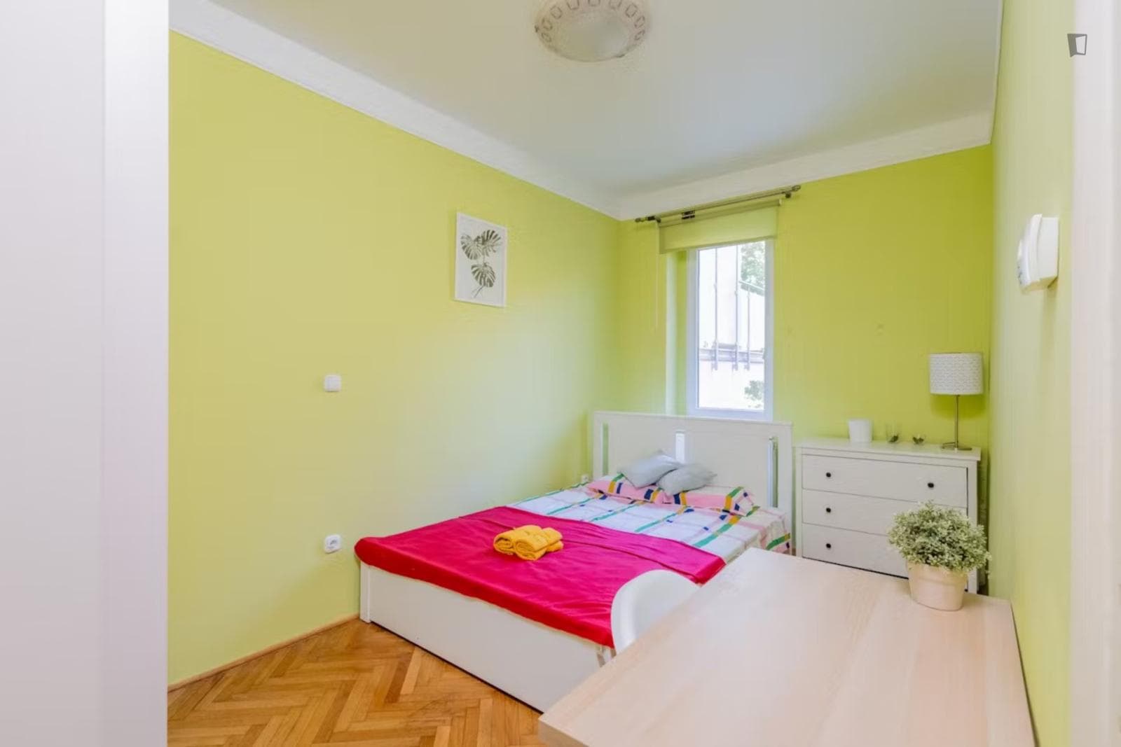 Colourful double bedroom near the Újbuda-központ metro photo 1