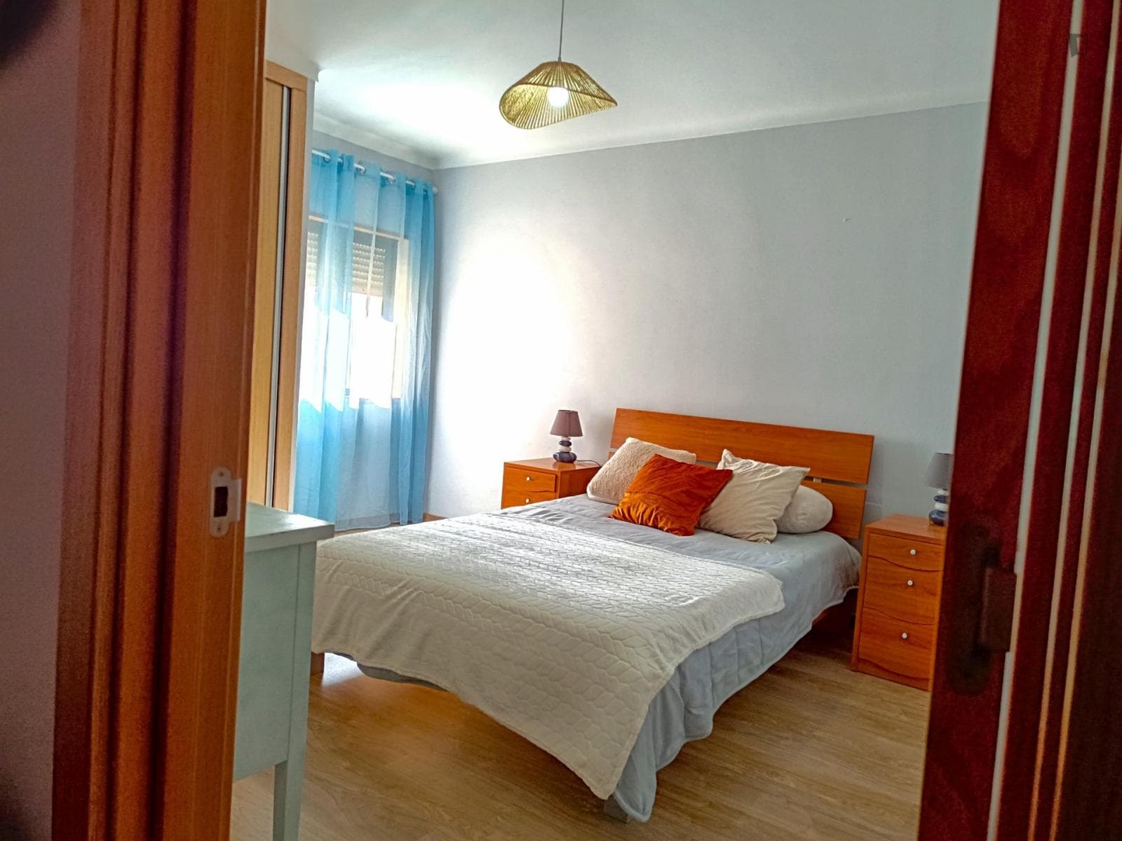 Lovely bedroom in a 3-bedroom flat photo 1