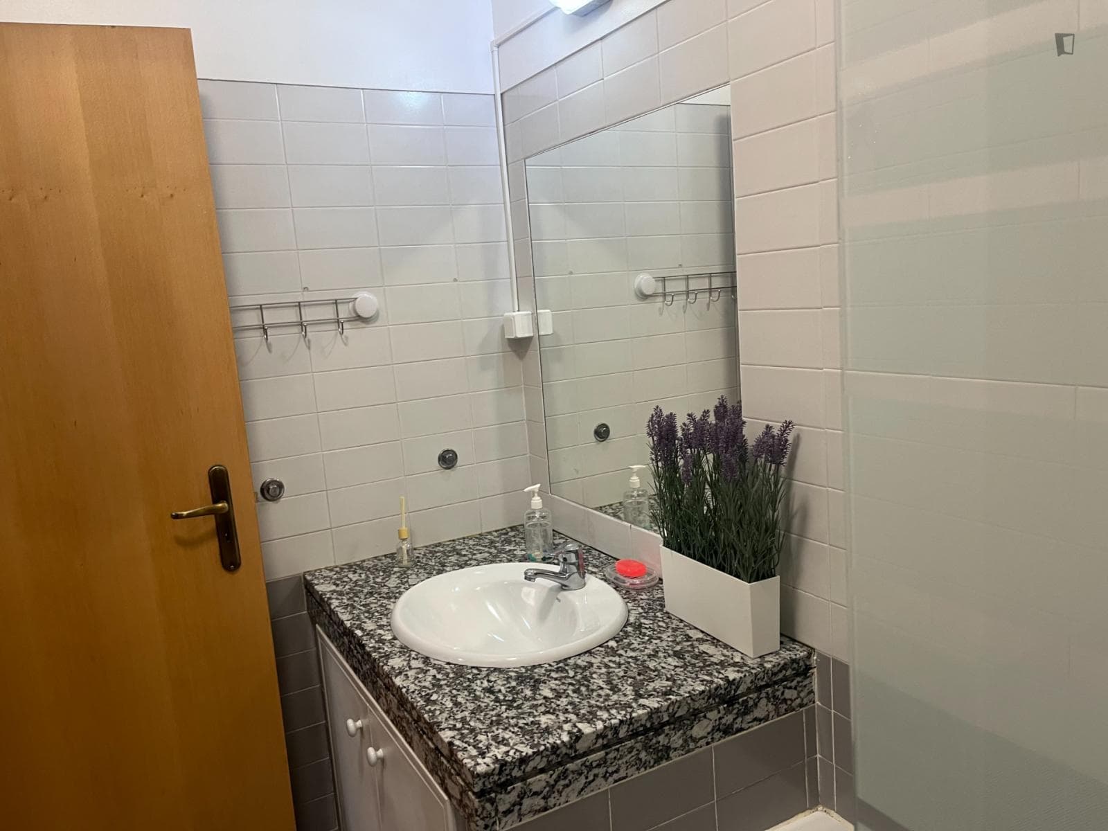 Bright room with double bed in trendy area of Lisbon photo 1