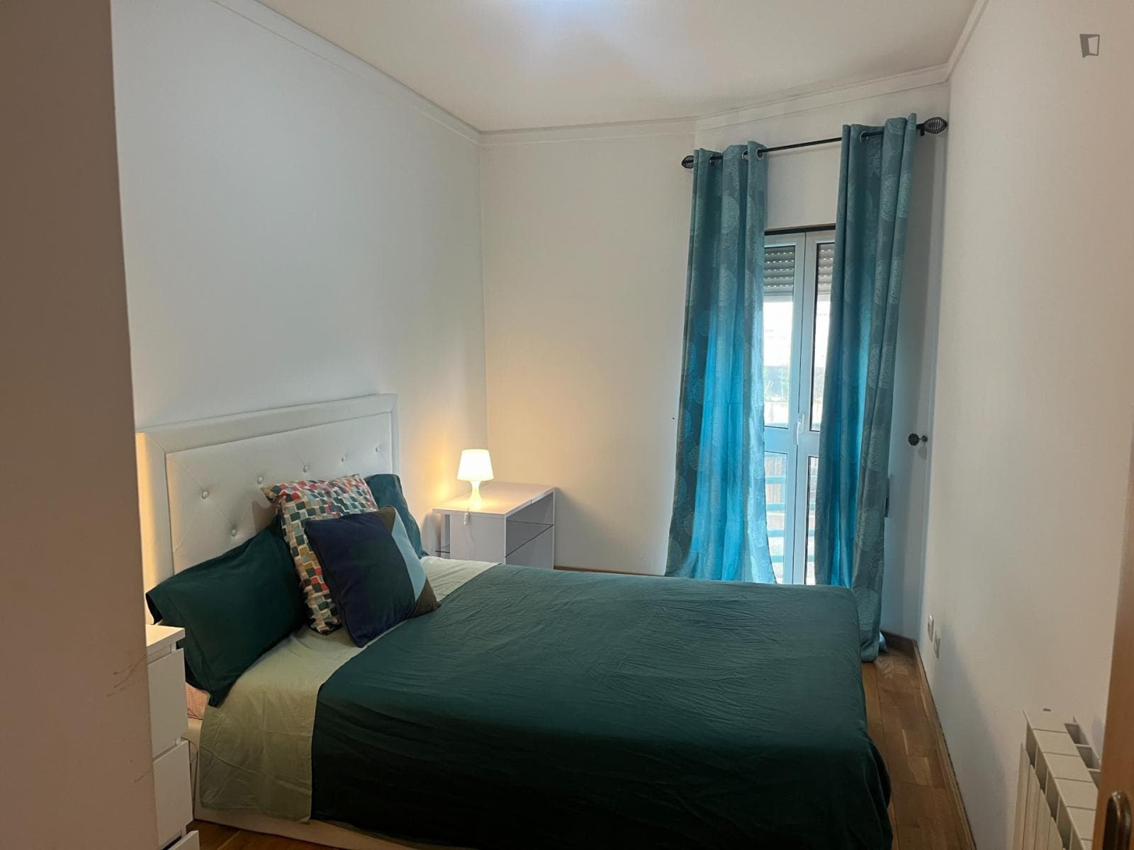 Beautiful bedroom with double bed in prime Lisbon area photo 1