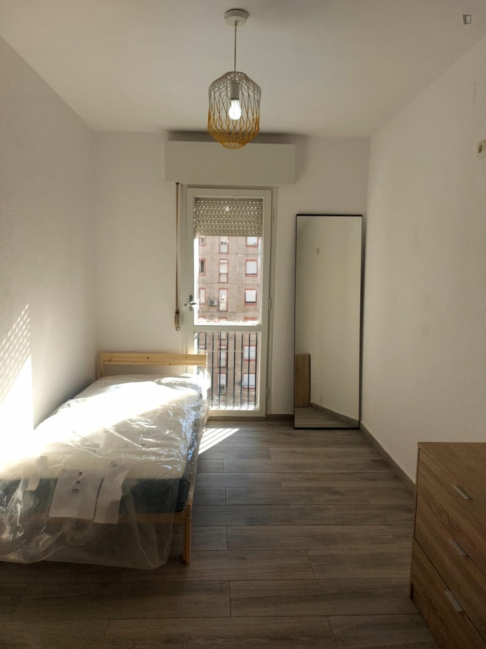 Neat and cosy single bedroom in Olivais photo 1