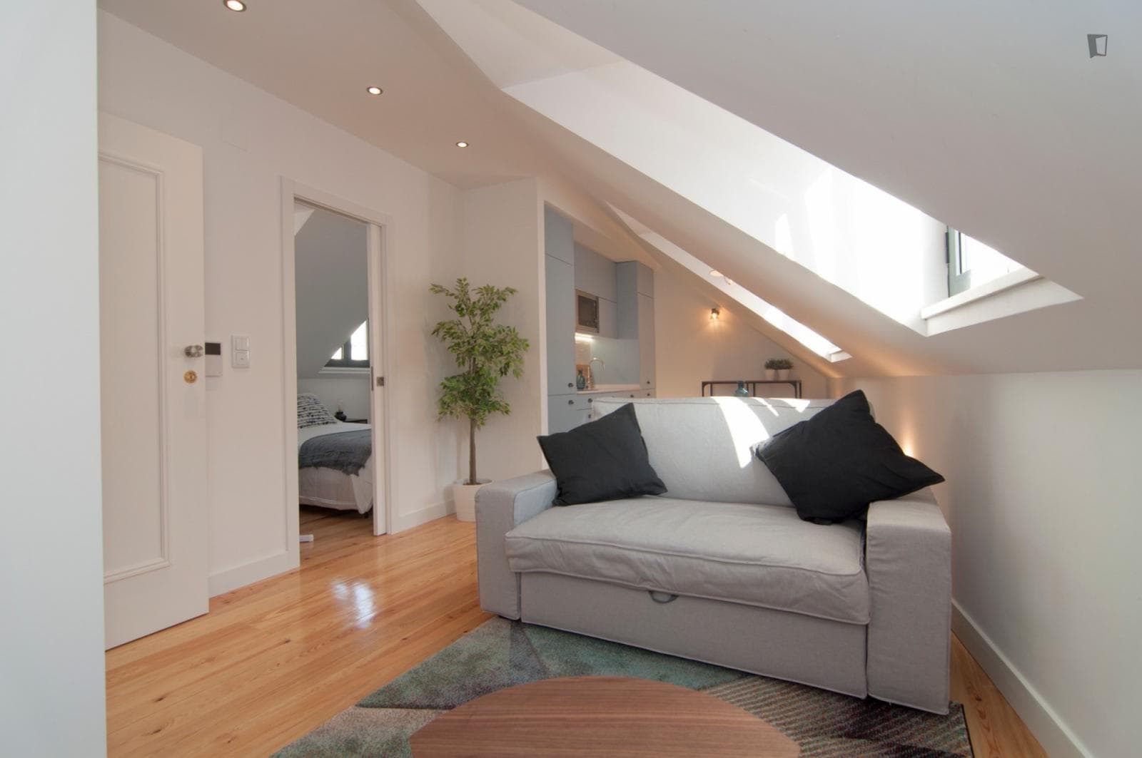 Great looking 1-bedroom apartment photo 1