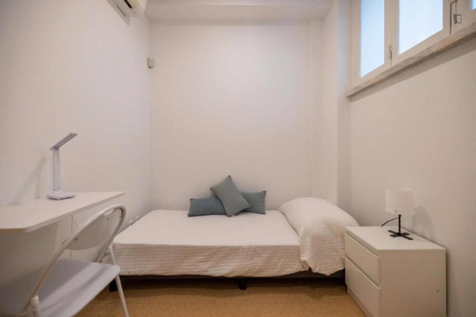 Cozy Single Bedroom close to Algés Train Station photo 1
