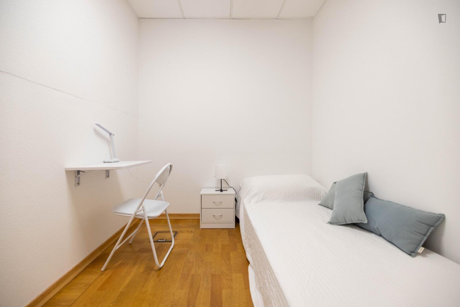 Comfy Single Bedroom close to Algés Beach photo 1