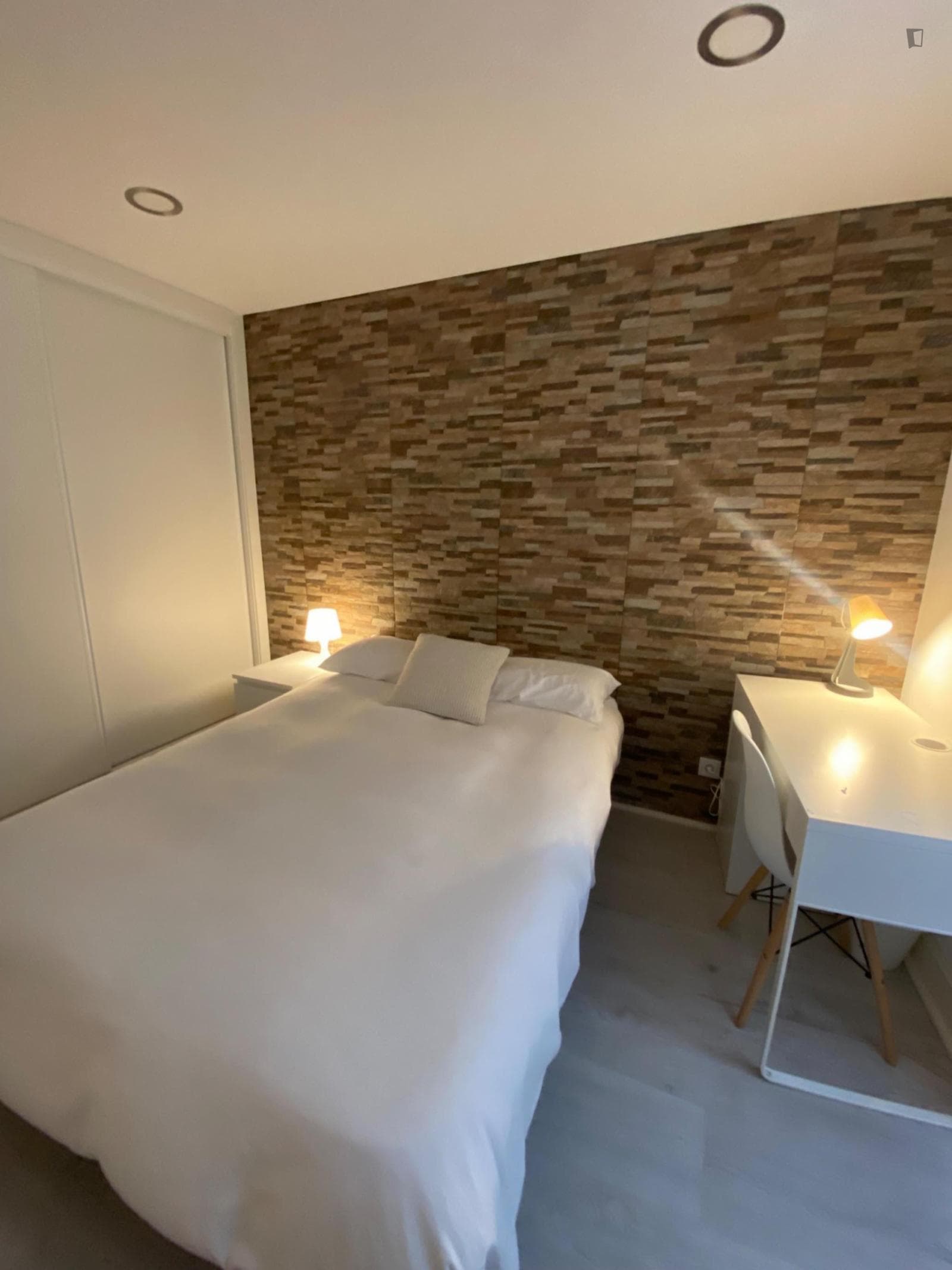 Nice bedroom next to Coimbra train station photo 1