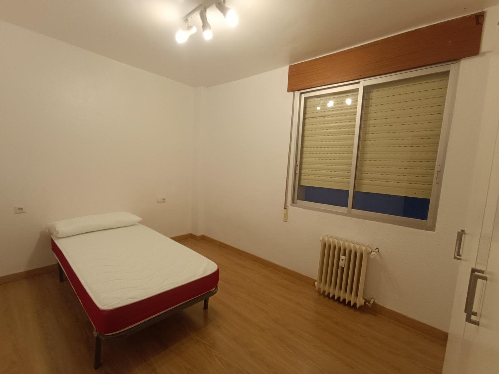 Cosy single bedroom in the vicinity of the Universidad Navarra photo 1