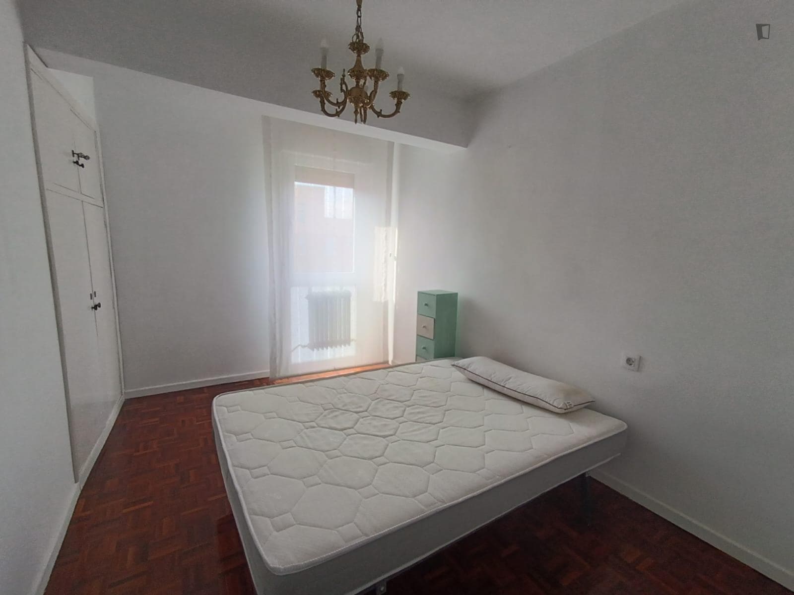 Cosy single bedroom in a shared flat in Ermitagaña-Mendebaldea photo 1
