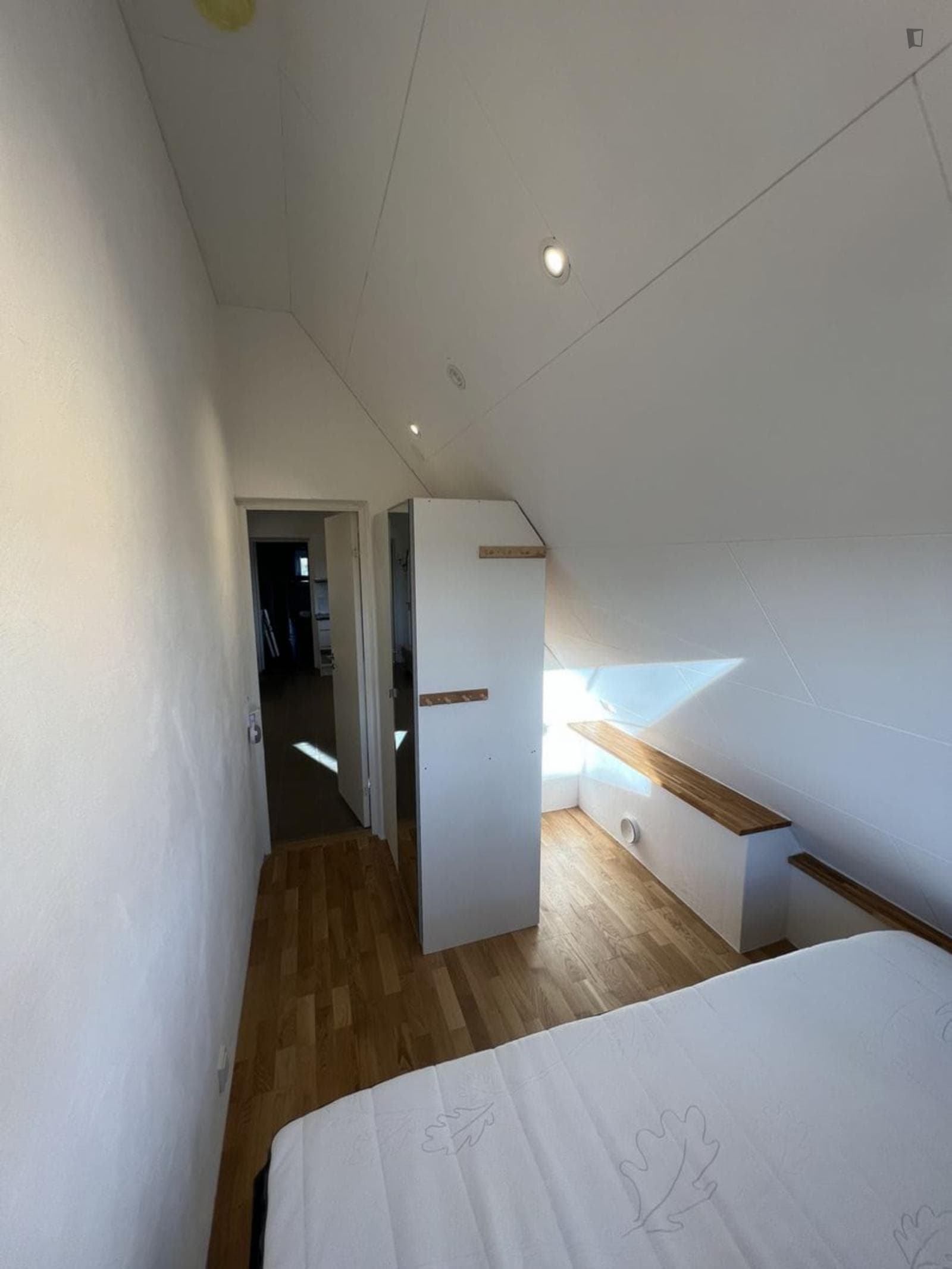 Single bedroom in 2-bedroom apartment photo 1