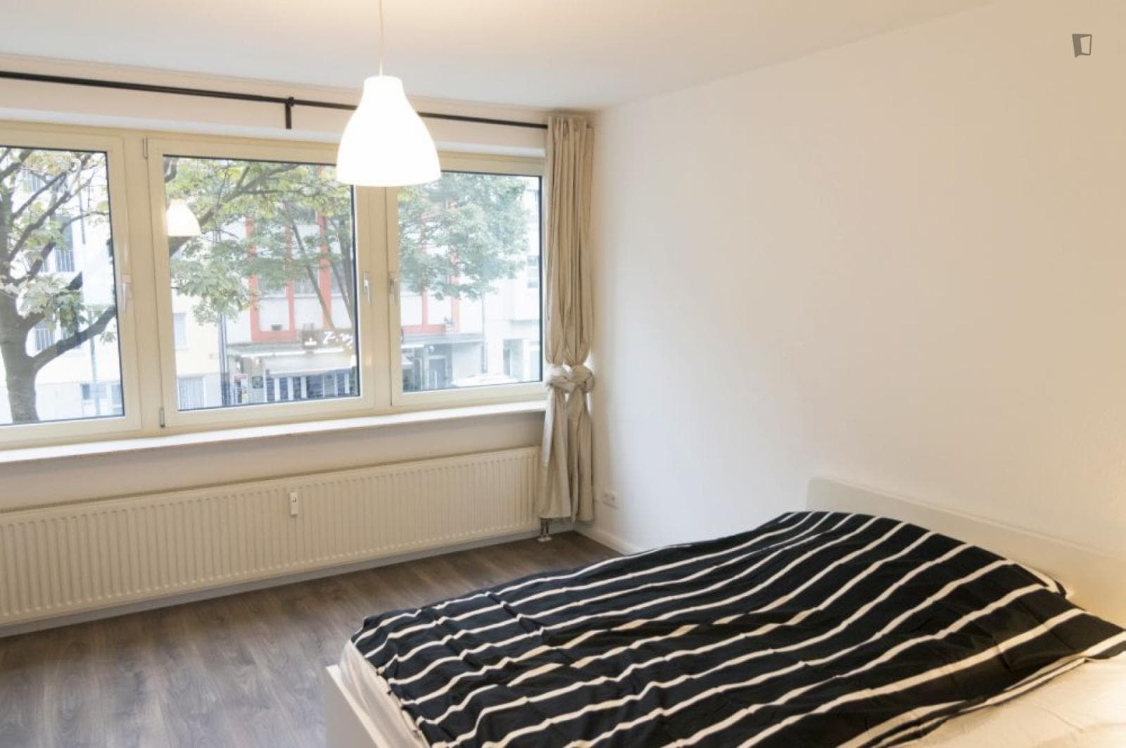 Inviting single bedroom near the Düsseldorf Central Station  photo 1