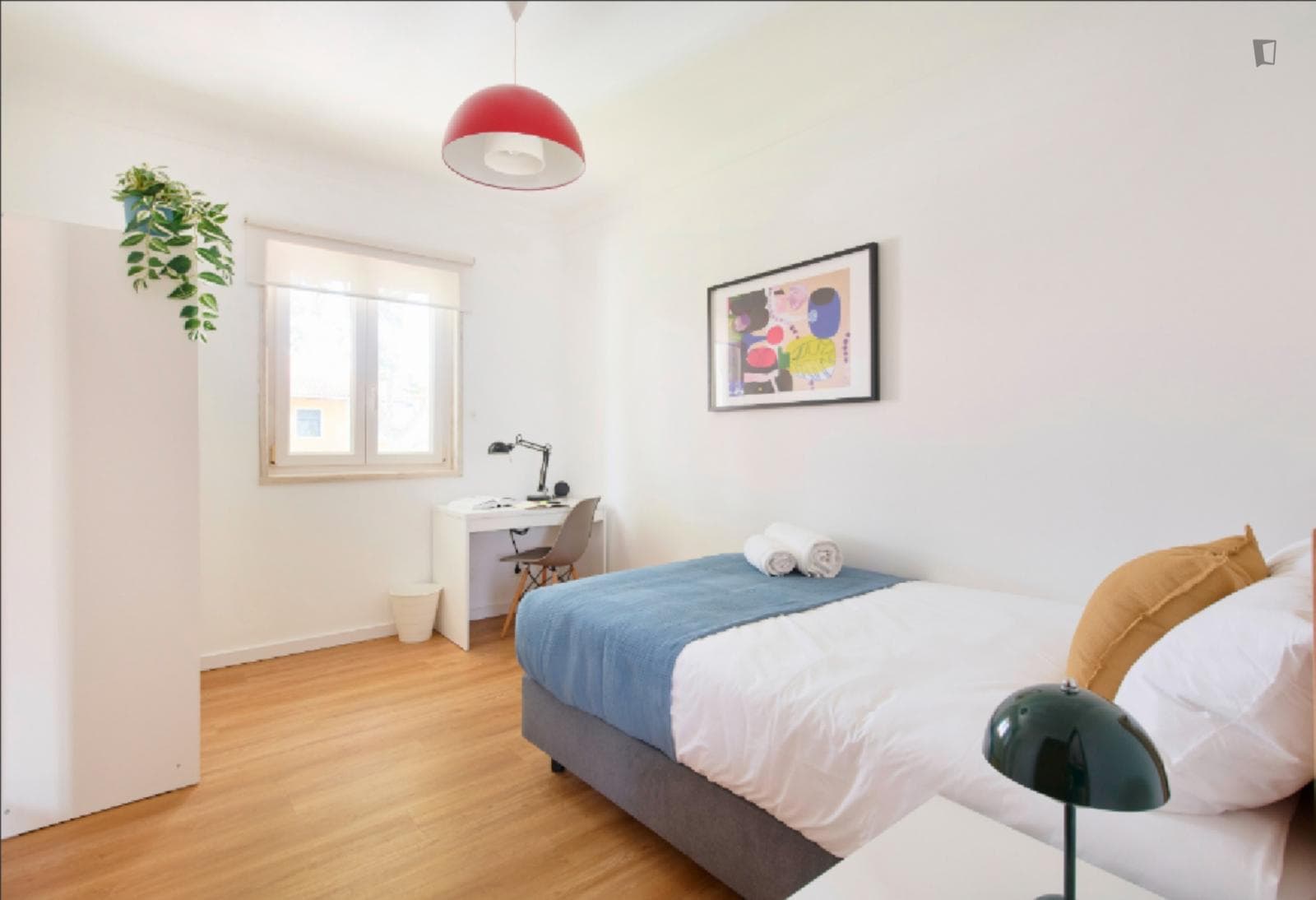 Bright Double Bedroom close to Benfica Train Station photo 1