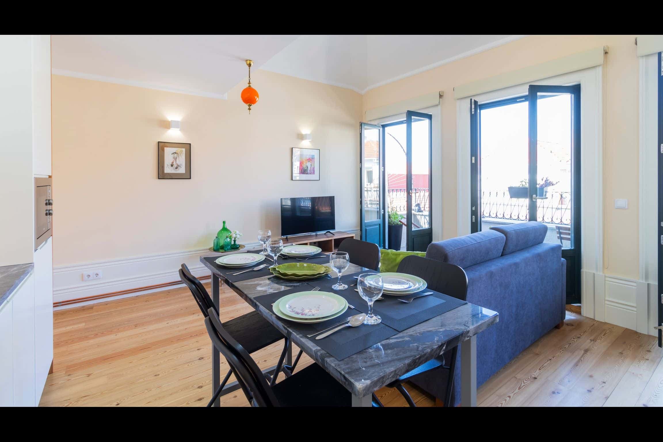 Charming 1-Bedroom Apartment with Balcony in Rua de Álvares Cabral, Porto photo 1