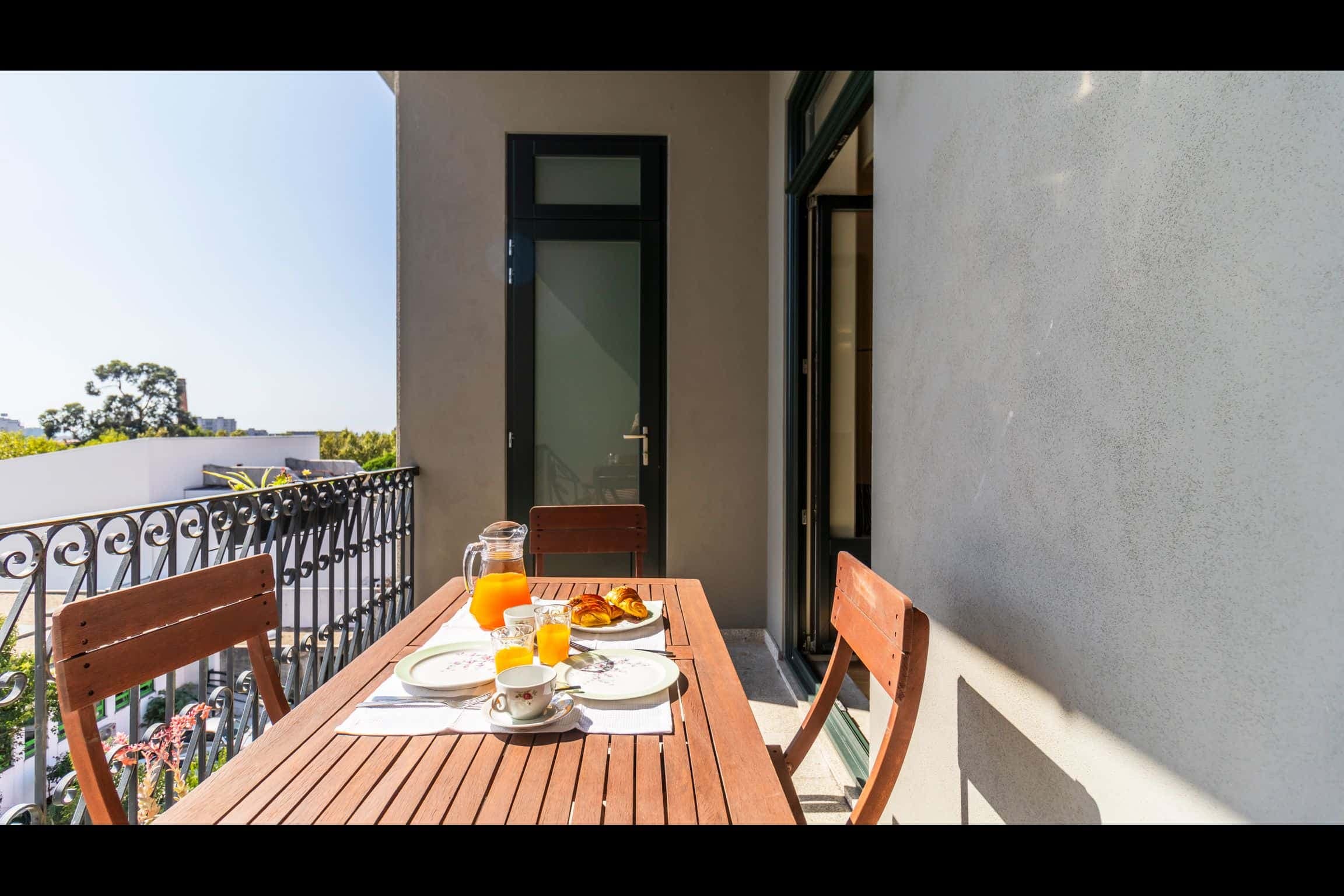 Great 1-Bedroom Apartment with Terrace in Rua de Álvares Cabral, Porto photo 1