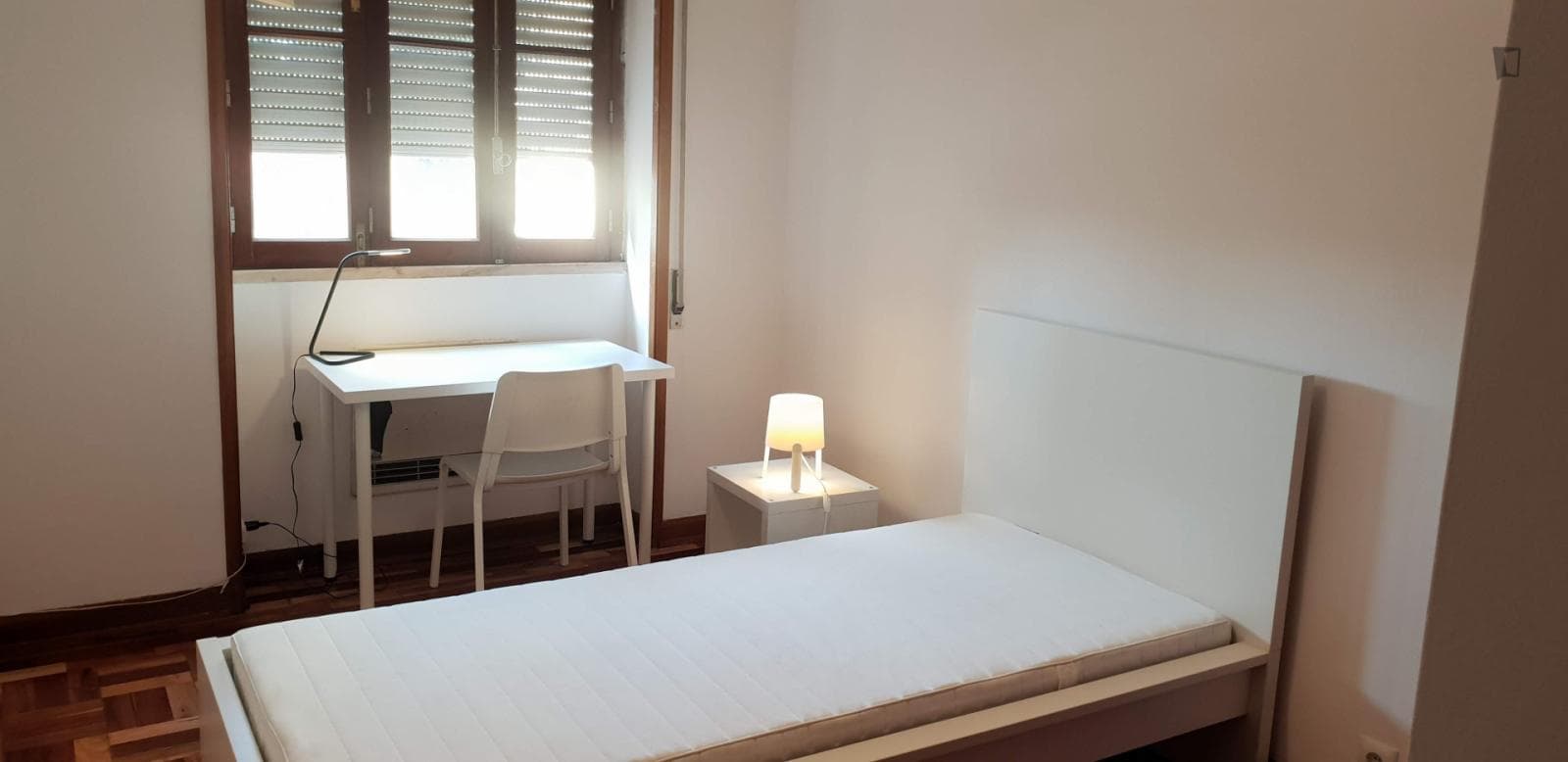 Great single bedroom next to Faculdade de Economia photo 1