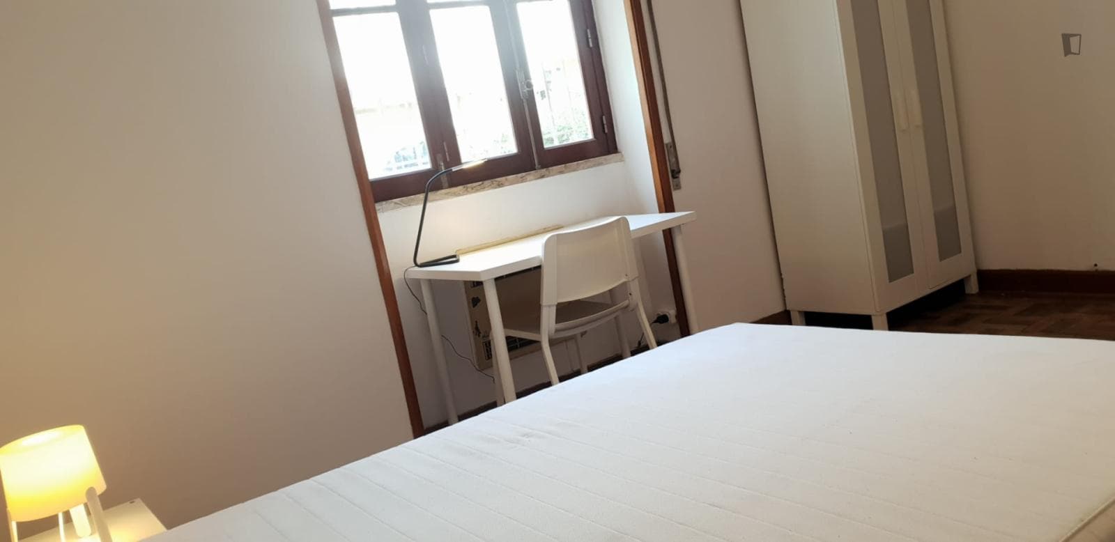 Bright double bedroom in a 5-bedroom flat photo 1