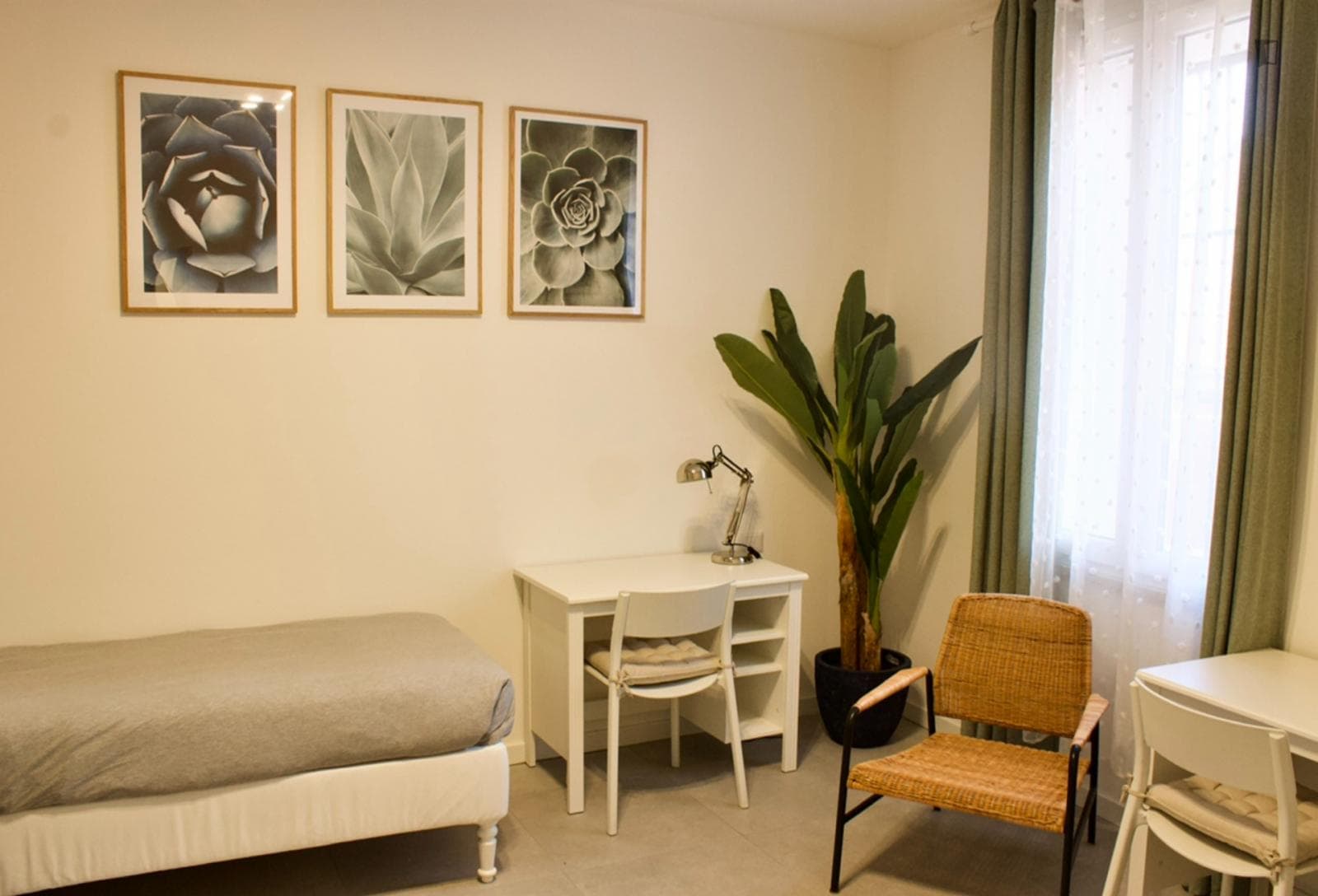 Twin bedroom in a fully equipped and modern apartment photo 1