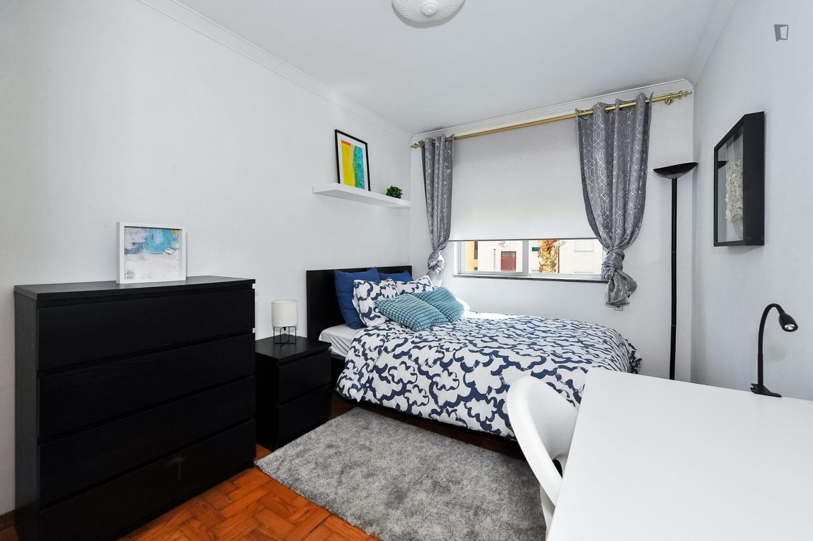 Bright double bedroom next to Pragal train station photo 1
