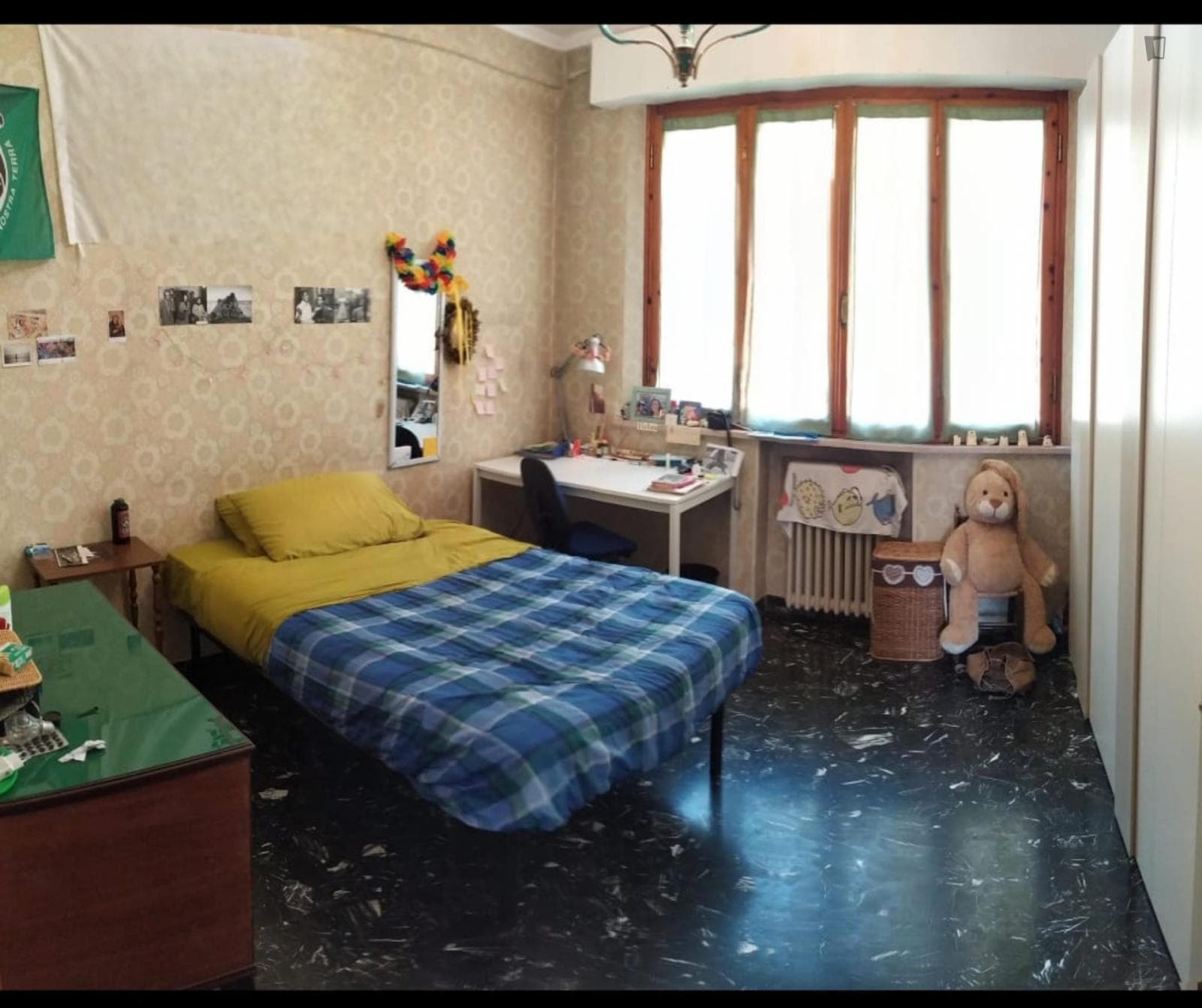 Bright bedroom in a 4 bedroom apartment in Siena photo 1