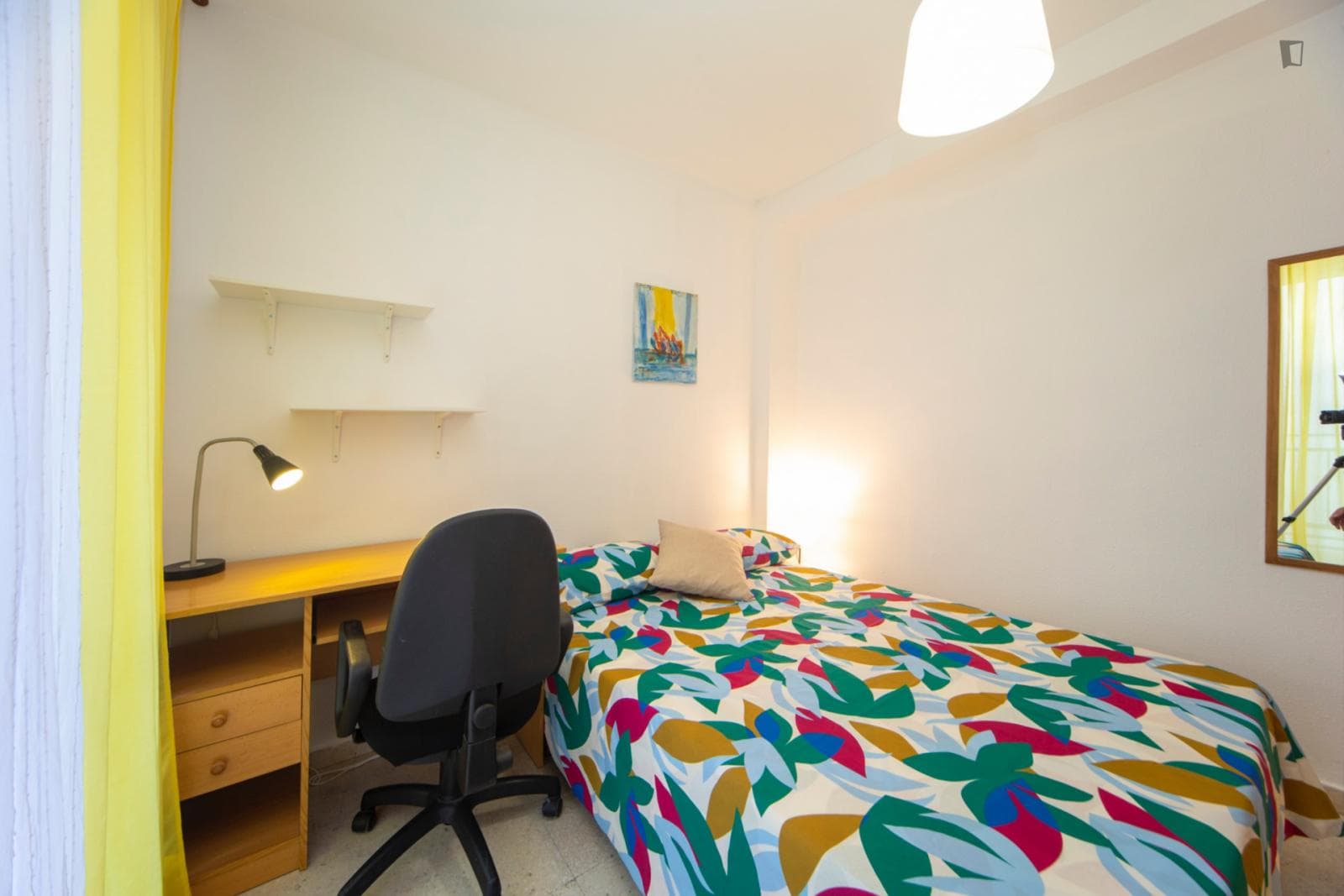 Habitación con mucha luz natural y balcón privado photo 1