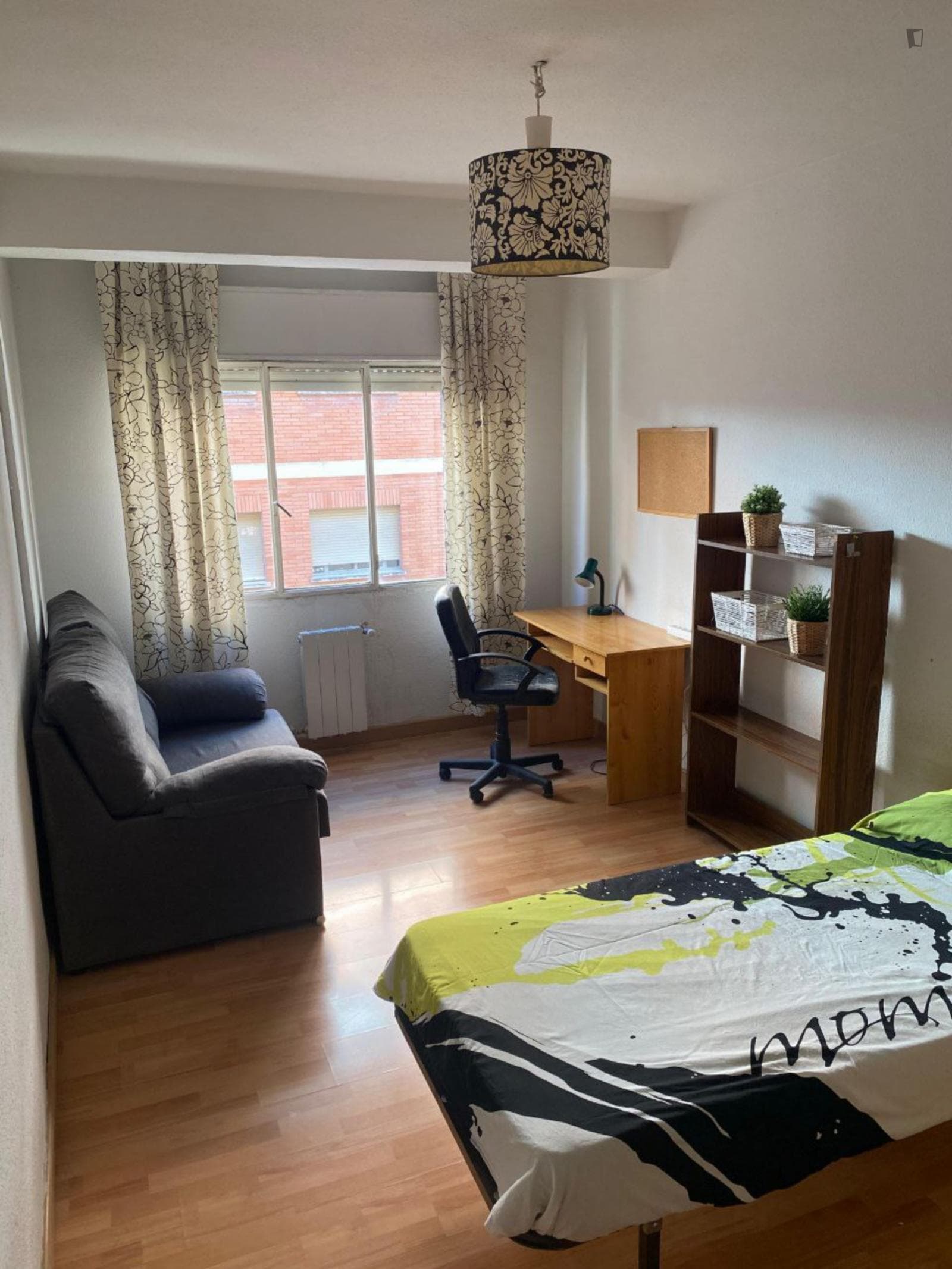 Single bedroom in 5-bedroom house photo 1