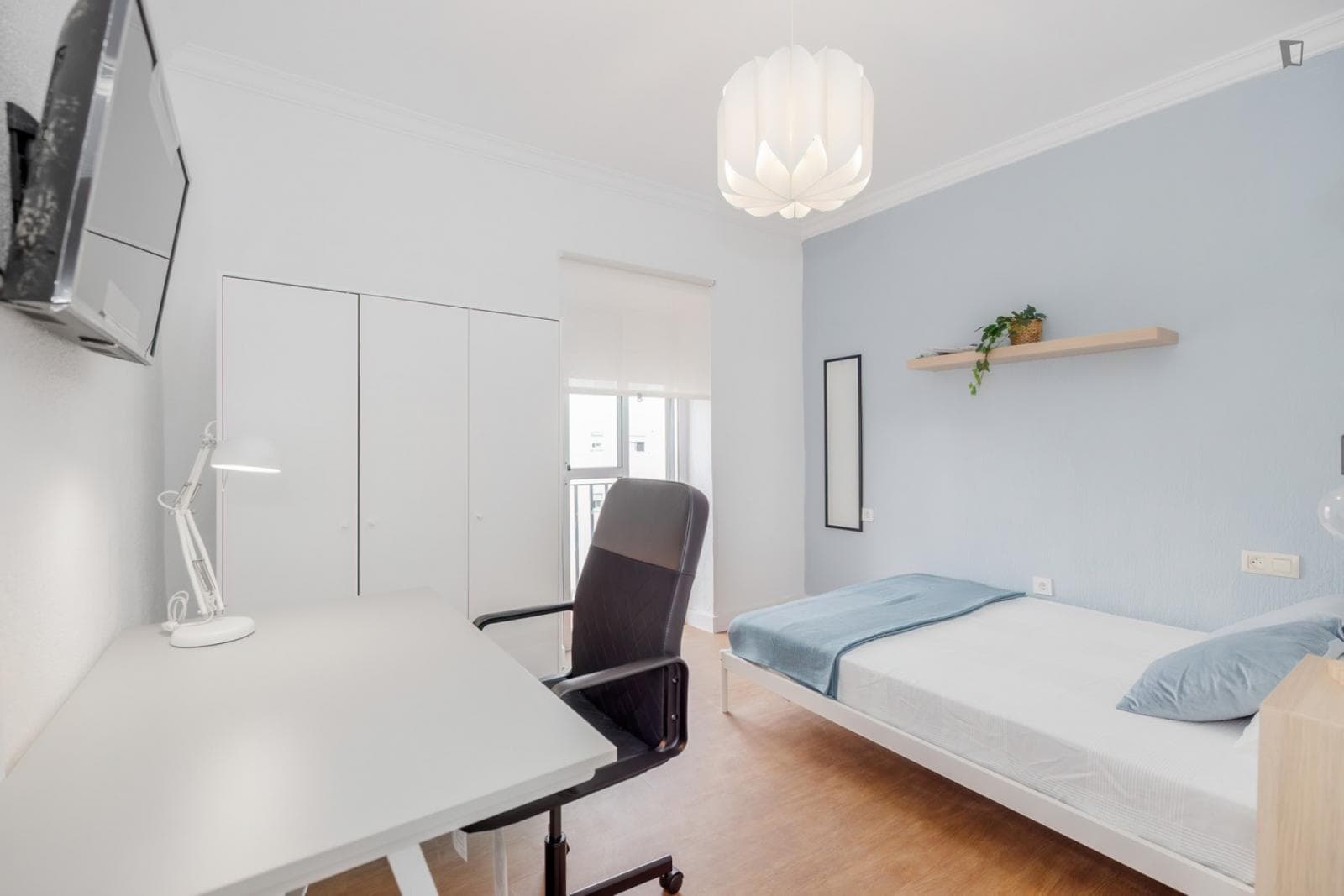 Cozy single bedroom with balcony photo 1