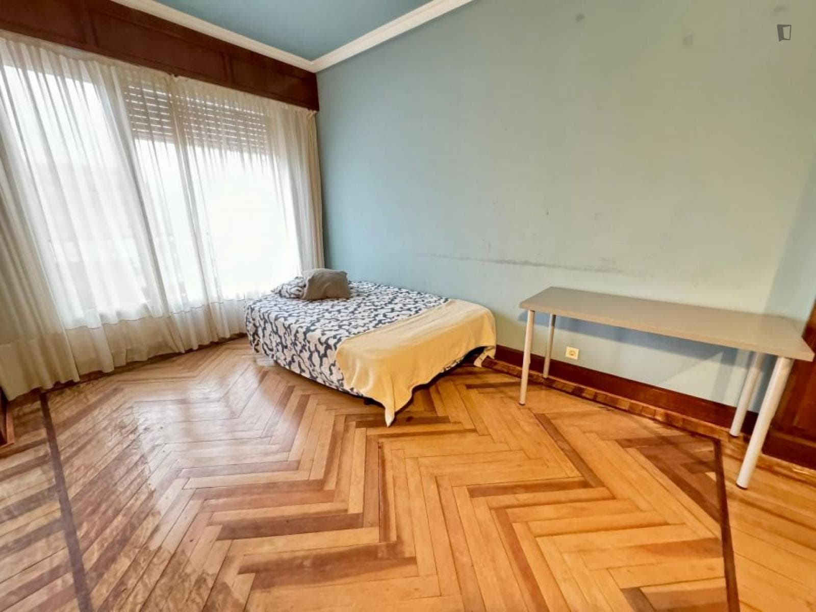 Large single bedroom in Indautxu photo 1