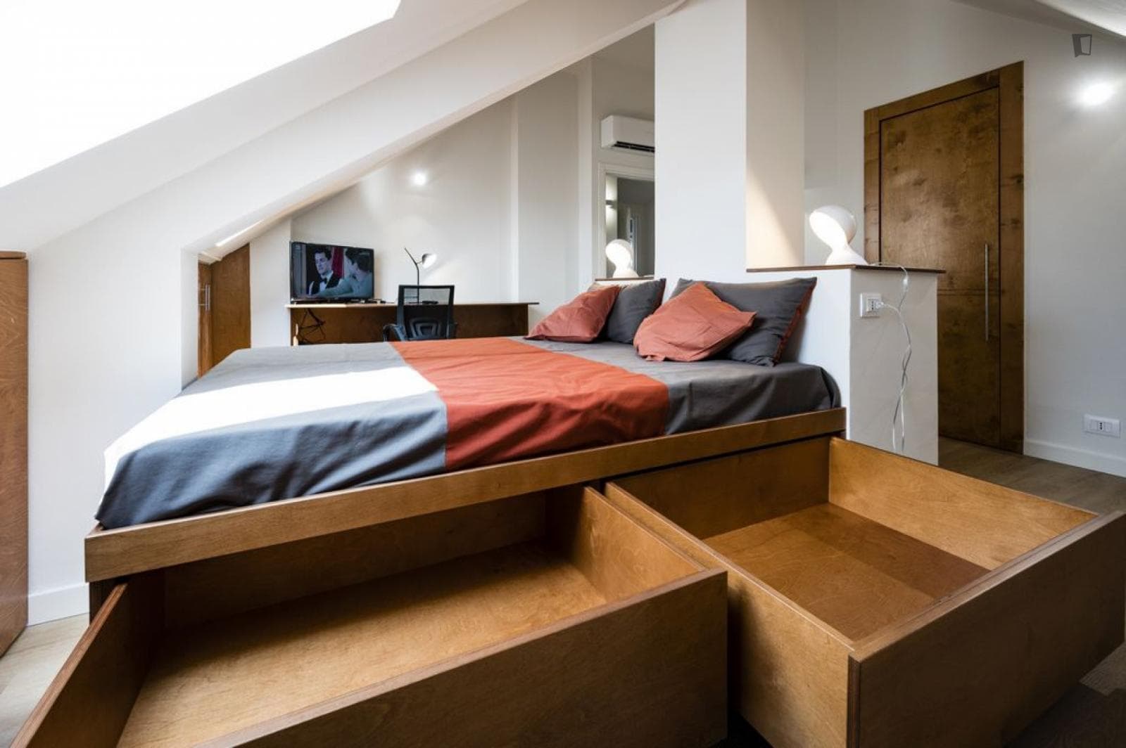 Cozy bedroom in a modern 3-bedroom apartment photo 1