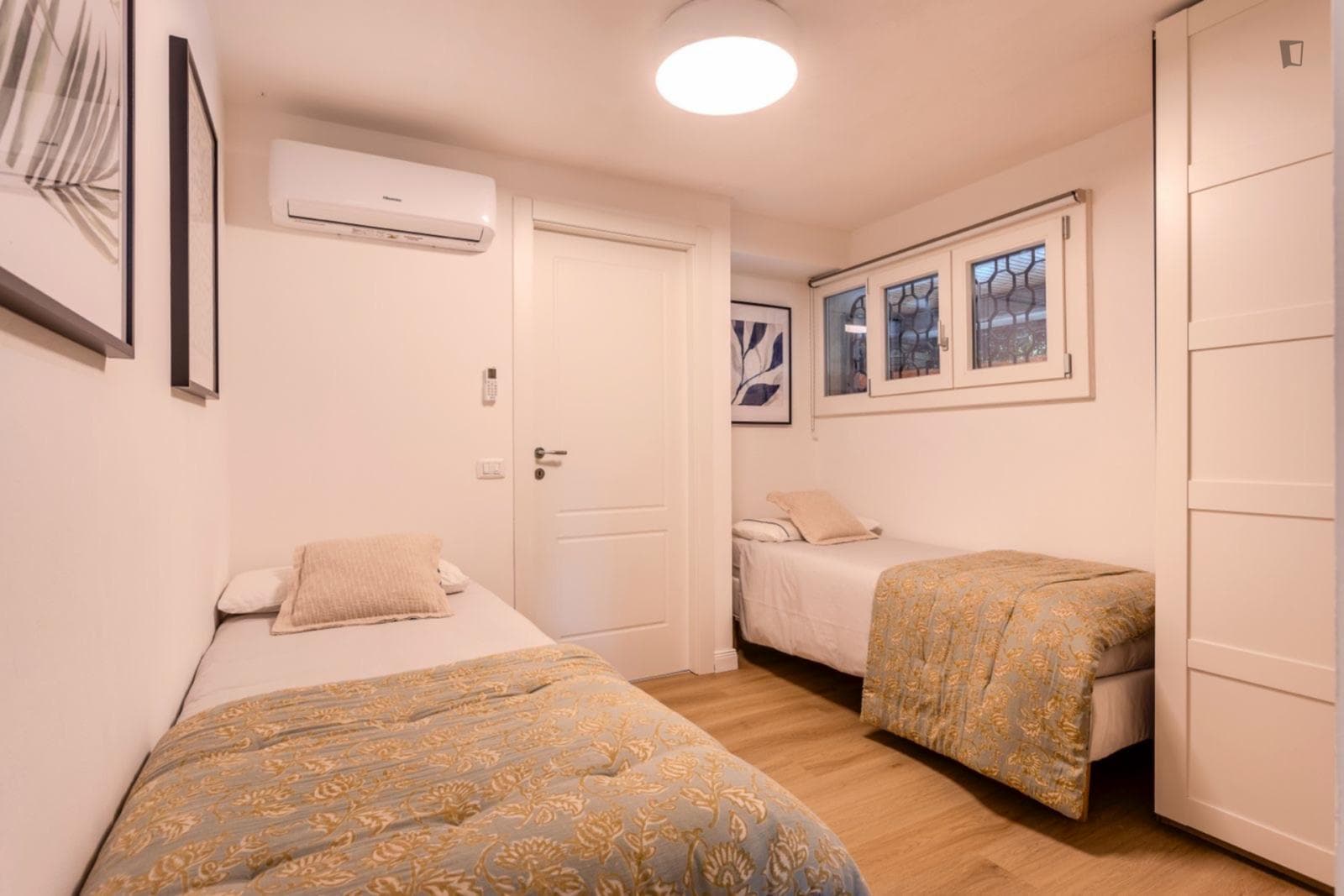 Twin Bedroom in a fully equipped 2-Bedroom apartment photo 1
